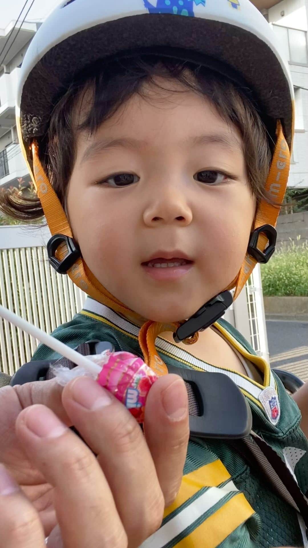 岡田義徳のインスタグラム：「チュッパチャップスが言えない我が子弟  チュッパちゃパップス  チュッパチャップスチャレンジ！  #2歳 #チュッパチャップス #成長 #言い間違い #ちゅっぱちゃぱっぷす #呪文みたい #チュッパチャップスチャレンジ」