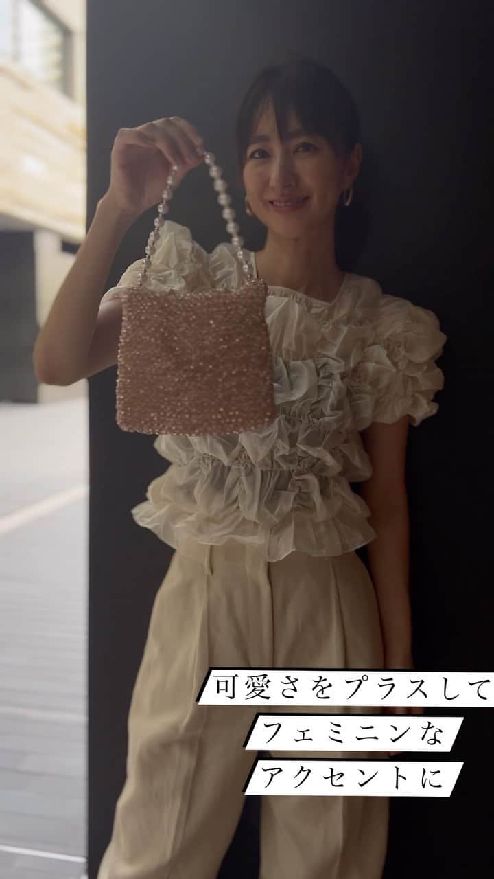 前田ゆかのインスタグラム：「@anteprima_japan   先日の展示会でミニアトゥーラと一緒にオーダーしていた 秋冬の新作チャーム、ペルーラティシャンパンゴールド  が届きました✨✨✨  このパールをハンドルにしたり チャームにするとまたミニアトゥーラのバック  さらに可愛くなる✨✨✨  いつもと違った印象に パールのボリュームが今っぽく キュート🩷  いろんなシーンのコーデに 大人な可愛らしさを感じさせる 上品さ。  パーティーにもぴったり✨  #アンテプリマ #anteprima  #アトゥーラミニ #ペルーラティ #秋冬新作」