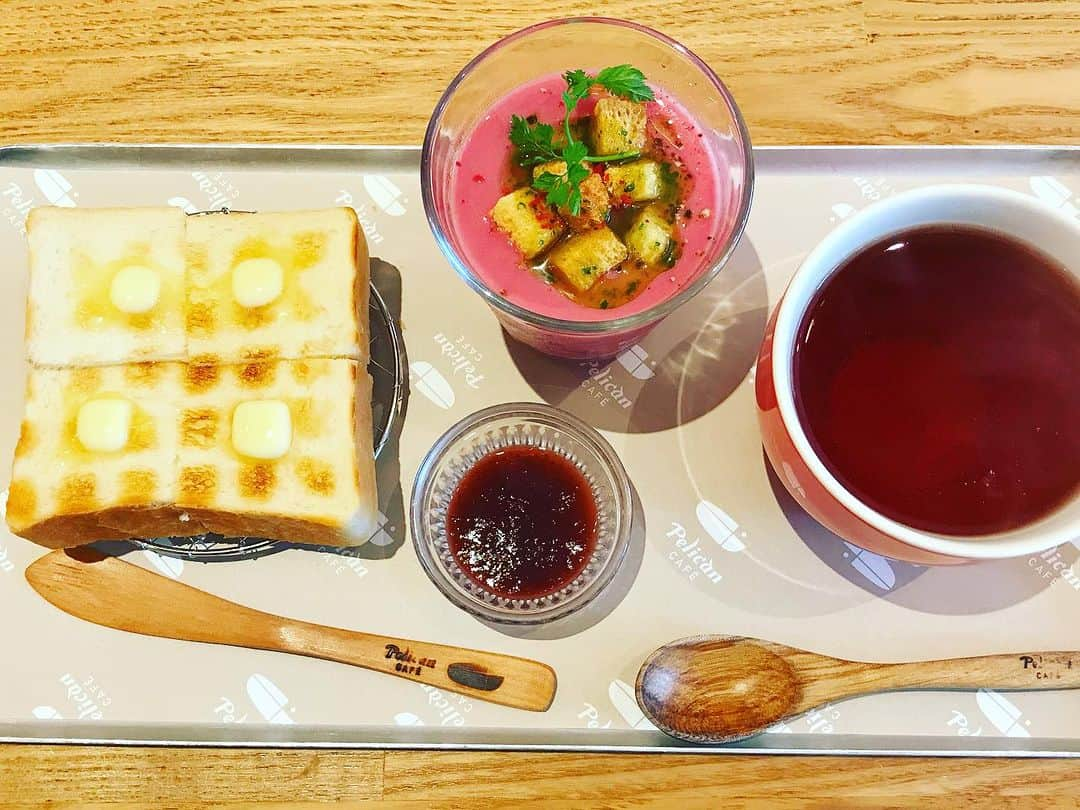 愛葉るびのインスタグラム：「遅めのトーストランチ🍞  天正さんと行った時に食べたフルーツサンドがあれ以来売り切れしか見てなくて人気の品だったんだなーと再確認🍎🍇🍋🍐  季節のスープは  #ビーツの冷製スープ ❣️ピンク色の可愛いスープ。」