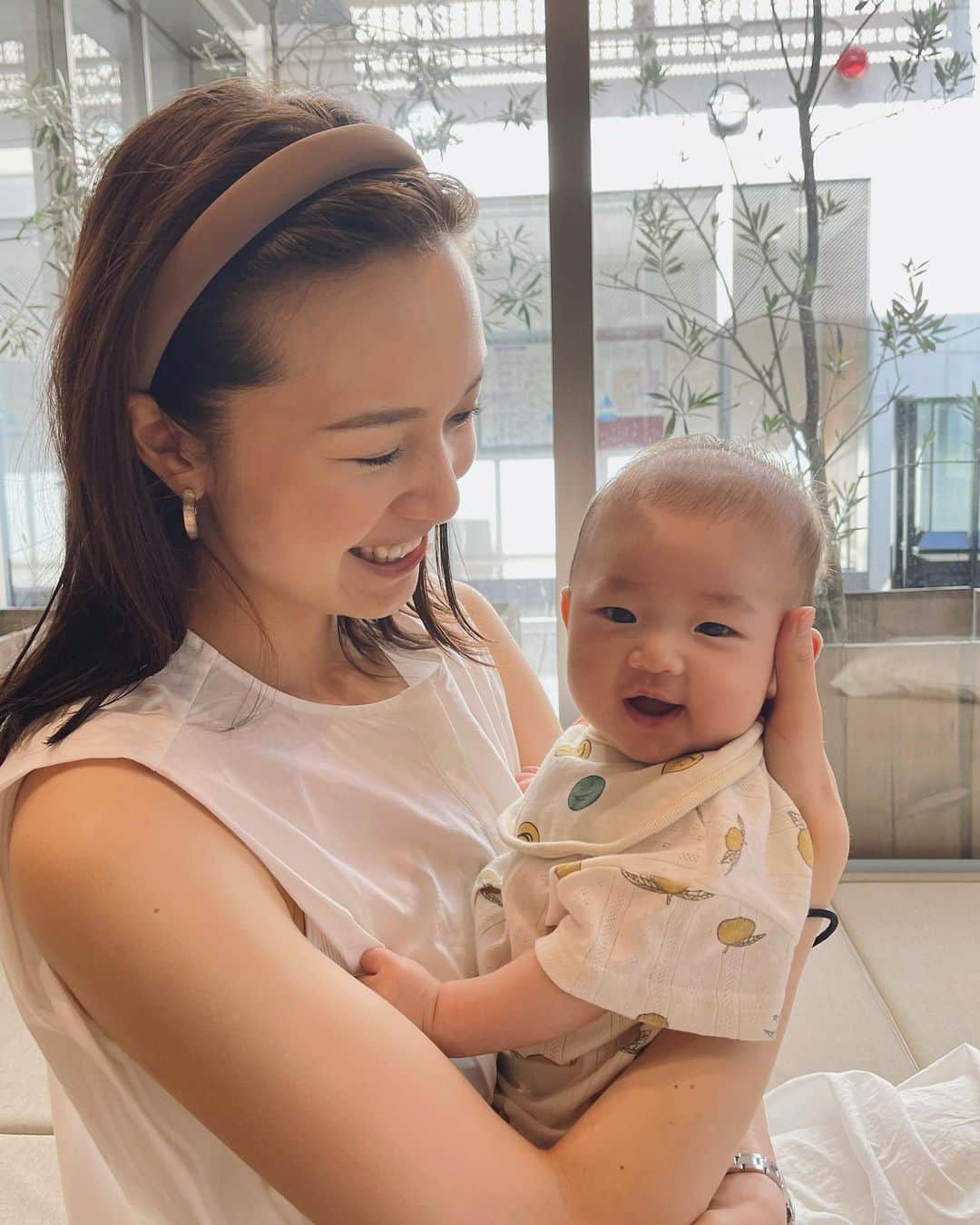 結城はゆるのインスタグラム：「☺︎ 　 　 　久々に３人👶🏻👨🏽👩🏻でおでかけ。 　ムスコ氏は念願の(?)カフェデビュー🍰☕️ 　最近はよく笑うようなってきたし 　首もだーいぶしっかりしてきた🥺🤍 　　 　　 　夫氏にここ３人で撮れるやん！撮って〜 　言うて鏡越し🪞撮ってもろたら🤳 　突っ込みどころ満載な一枚になったよ😇← 　(6枚目写真参照) 　 　 　 　 　 　 　 　 #男の子ベビー #男の子ママ #成長記録 #育児記録 #ママファッション #ママガール  #ママコーデ #ベビーコーデ #おでかけ #3ヶ月ベビー #生後3ヶ月 #赤ちゃん #赤ちゃんのいる生活 #赤ちゃんコーデ」