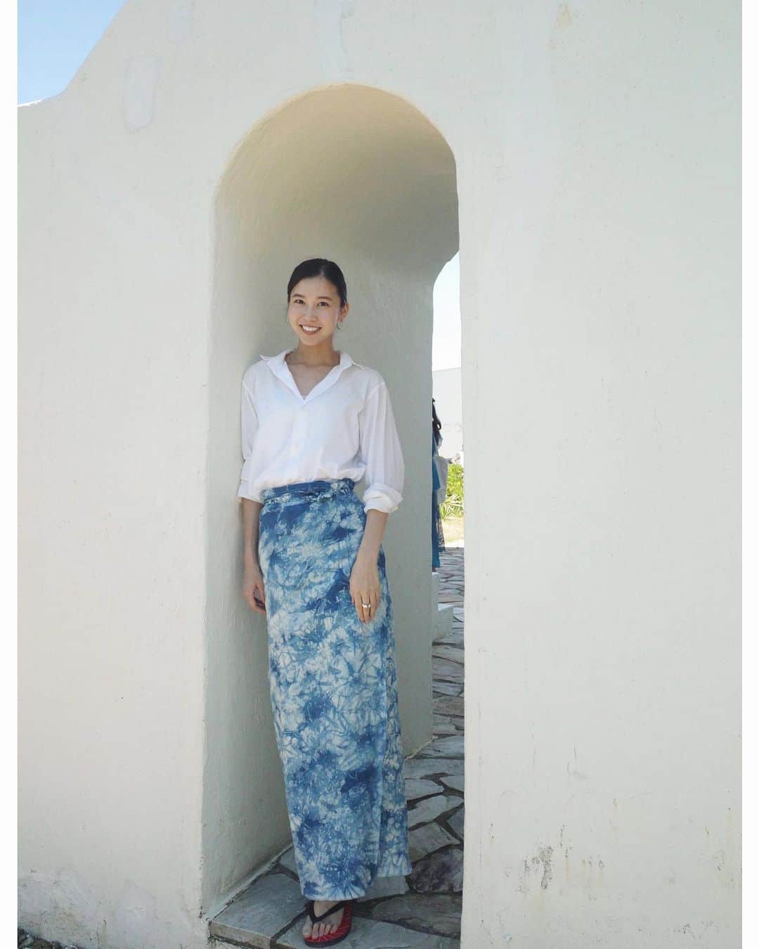 原田ゆかのインスタグラム：「skirt  @muuet__ @m_iiicooo   shirt @agnesb_officiel   どちらも私の中で一生大切に着るお洋服なので とってもおめでたい日に身につけられて嬉しい。  入り口で頂いた引き出物の ビーサンがまたオシャレで 素敵で…足元から二人の愛を感じました！」