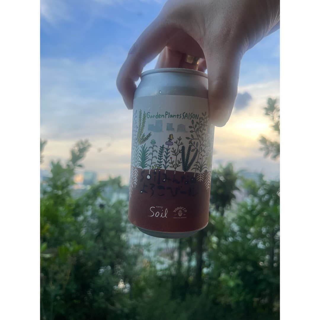 journaleatripのインスタグラム：「. yorocco beer ✖︎ eatrip soil  soil みんなの よろこびール  できました。 アキオくんがビール作りの試作を始めた頃を 振り返りるとこんな日が来るとは想像もしてませんでした。 しかも缶ビールのデザインはカンタ先生の絵。 こんな"よろこビ"があると 人生っていいなと思えたりしてしまいます。  有難う！  しかも普段ビールを飲めない私が レモンリーフ🍋の爽やかなテイストに (他にもsoil gardenの檸檬の葉、無花果の葉、琵琶の葉、ローズマリー、ミント、フェンネル、ブラックベリーの果実なんかも入ってる) グビグビぷはっーと飲んでしまう美味しさ。 アキヲくん、凄い腕だ これまた心底関心してしまう。 たくさんのよろこビに乾杯🍻  @eatripsoil で販売しております。  #soilみんなのよろこびール」