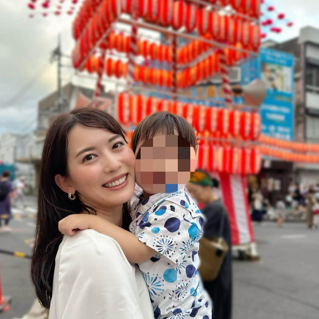 早川茉希さんのインスタグラム写真 - (早川茉希Instagram)「【2023夏の思い出👘🌻】  今年はお祭りが復活したことが 最大の喜び❣️  地元の桐生まつりも 4年ぶりの開催ということで 初めて息子を連れて参戦🥹💖 おそらく、行くのは17年ぶりくらい…😳 11kg👦を抱えて輪の中へ🕺  子どもの頃、桐生まつりの三日間は特別楽しみで 唯一、夜に出歩けるワクワク感もあり🤣 大好きなイベントでした✨✨  一番盛り上がる時間帯の前に退散してしまったけれど 雰囲気を味わえました🥹✨✨  都内でも、友達親子と一緒に甚兵衛でお祭りへ🩷 ボールすくいだけして、 屋台より探索に夢中な息子👦🌱  その後、お夕飯も便乗して 行ってみたかった100本のスプーンデビュー🥄😍 めちゃくちゃ快適な個室が空いていて最高でした❣️  ちびっこの甚兵衛って可愛いね🥹💖 日本の夏を楽しんでくれたかなー🤭🌻  #2023夏 #夏イベント #お祭り #桐生祭り #桐生八木節まつり #八木節 #群馬 #群馬イベント #群馬観光 #群馬観光大使 #になりたい笑 #甚兵衛 #1歳児ママ #1歳男の子 #赤ちゃんのいる生活 #子連れお出かけ #子連れお出かけ東京 #子連れカフェ #100本のスプーン #離乳食サービス #japaneseculture #japanphotography」8月22日 15時42分 - maki_hayakawa