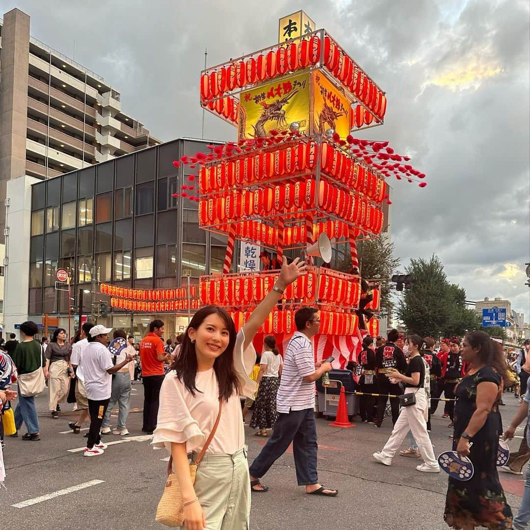 早川茉希さんのインスタグラム写真 - (早川茉希Instagram)「【2023夏の思い出👘🌻】  今年はお祭りが復活したことが 最大の喜び❣️  地元の桐生まつりも 4年ぶりの開催ということで 初めて息子を連れて参戦🥹💖 おそらく、行くのは17年ぶりくらい…😳 11kg👦を抱えて輪の中へ🕺  子どもの頃、桐生まつりの三日間は特別楽しみで 唯一、夜に出歩けるワクワク感もあり🤣 大好きなイベントでした✨✨  一番盛り上がる時間帯の前に退散してしまったけれど 雰囲気を味わえました🥹✨✨  都内でも、友達親子と一緒に甚兵衛でお祭りへ🩷 ボールすくいだけして、 屋台より探索に夢中な息子👦🌱  その後、お夕飯も便乗して 行ってみたかった100本のスプーンデビュー🥄😍 めちゃくちゃ快適な個室が空いていて最高でした❣️  ちびっこの甚兵衛って可愛いね🥹💖 日本の夏を楽しんでくれたかなー🤭🌻  #2023夏 #夏イベント #お祭り #桐生祭り #桐生八木節まつり #八木節 #群馬 #群馬イベント #群馬観光 #群馬観光大使 #になりたい笑 #甚兵衛 #1歳児ママ #1歳男の子 #赤ちゃんのいる生活 #子連れお出かけ #子連れお出かけ東京 #子連れカフェ #100本のスプーン #離乳食サービス #japaneseculture #japanphotography」8月22日 15時42分 - maki_hayakawa