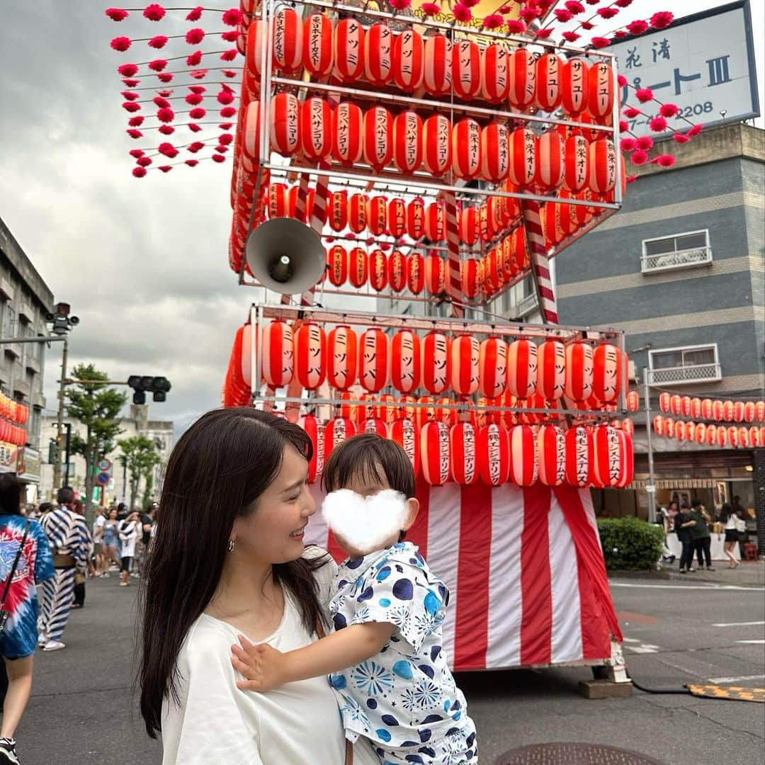 早川茉希さんのインスタグラム写真 - (早川茉希Instagram)「【2023夏の思い出👘🌻】  今年はお祭りが復活したことが 最大の喜び❣️  地元の桐生まつりも 4年ぶりの開催ということで 初めて息子を連れて参戦🥹💖 おそらく、行くのは17年ぶりくらい…😳 11kg👦を抱えて輪の中へ🕺  子どもの頃、桐生まつりの三日間は特別楽しみで 唯一、夜に出歩けるワクワク感もあり🤣 大好きなイベントでした✨✨  一番盛り上がる時間帯の前に退散してしまったけれど 雰囲気を味わえました🥹✨✨  都内でも、友達親子と一緒に甚兵衛でお祭りへ🩷 ボールすくいだけして、 屋台より探索に夢中な息子👦🌱  その後、お夕飯も便乗して 行ってみたかった100本のスプーンデビュー🥄😍 めちゃくちゃ快適な個室が空いていて最高でした❣️  ちびっこの甚兵衛って可愛いね🥹💖 日本の夏を楽しんでくれたかなー🤭🌻  #2023夏 #夏イベント #お祭り #桐生祭り #桐生八木節まつり #八木節 #群馬 #群馬イベント #群馬観光 #群馬観光大使 #になりたい笑 #甚兵衛 #1歳児ママ #1歳男の子 #赤ちゃんのいる生活 #子連れお出かけ #子連れお出かけ東京 #子連れカフェ #100本のスプーン #離乳食サービス #japaneseculture #japanphotography」8月22日 15時42分 - maki_hayakawa