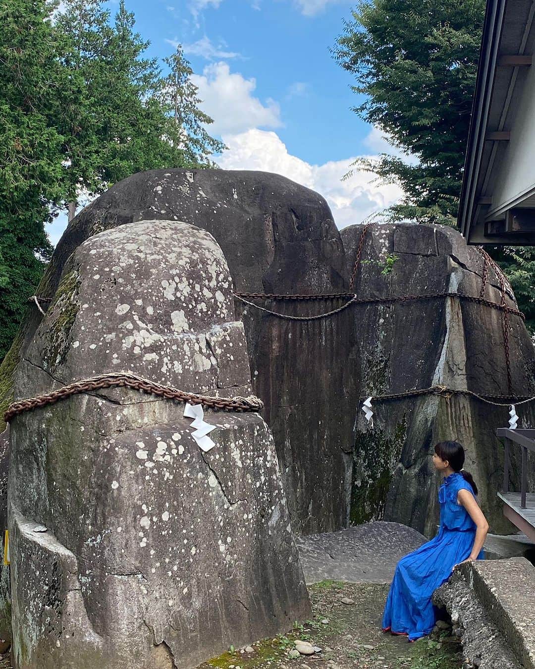 青山有紀さんのインスタグラム写真 - (青山有紀Instagram)「三ツ石神社は岩手の地名の由来になった神社だそう。 岩の大きさって写真で伝えるの難しい〜🪨🪨🪨」8月22日 15時48分 - yukiaoya