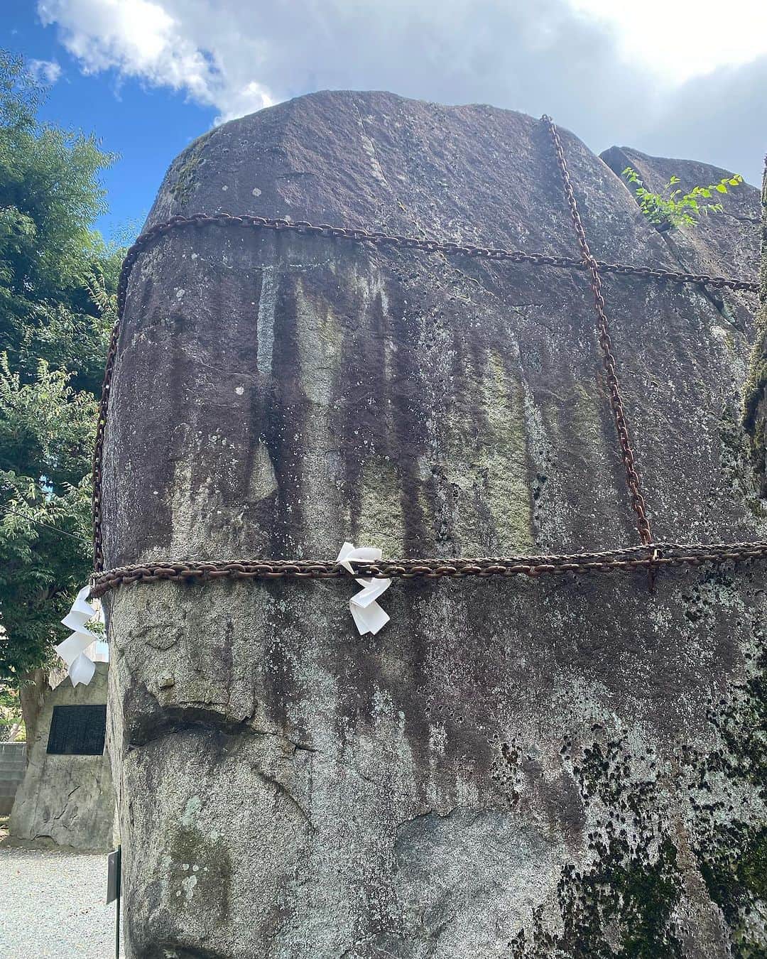 青山有紀さんのインスタグラム写真 - (青山有紀Instagram)「三ツ石神社は岩手の地名の由来になった神社だそう。 岩の大きさって写真で伝えるの難しい〜🪨🪨🪨」8月22日 15時48分 - yukiaoya