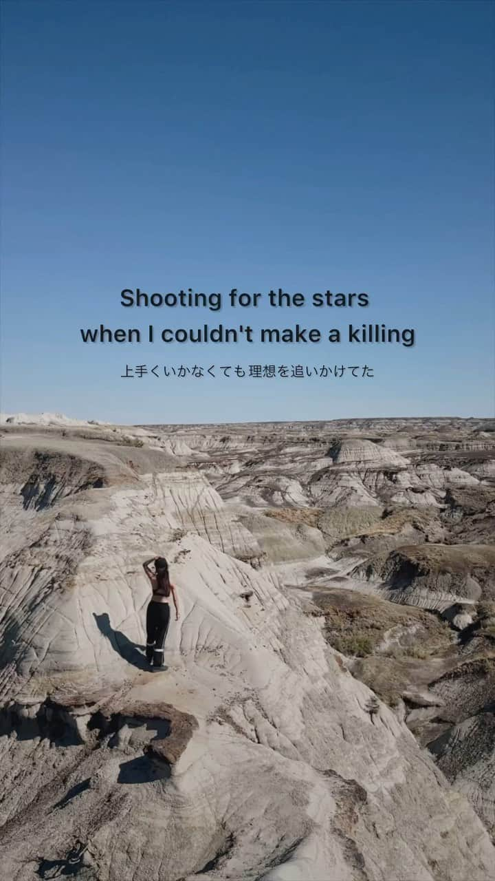 古泉千里のインスタグラム：「📍Dinosaur provincial park in Canada   This song brightens up my mood.  Ain't ever wannabes 他の誰かになりたいなんて思わないの The weird and the novelties 奇妙な人や斬新な人は Don't ever change 決して 自分を変えたりしない We wanted everything, wanted everything みんな 野心に満ちてたの 満ちてたの Stay up on that rise そのまま 高みへ上り続けて  #banff #banffnationalpark #banffcanada  #canada #worldheritage #dinosaurprovincialpark  #britishcolumbia #dinosaurpark  #vancouver #🇨🇦 #🦖  #カナダ #世界遺産 #バンフ  #バンクーバー留学 #バンクーバー生活 #ワーホリ  #ワーホリ生活  #ワーホリカナダ  #留学　#カナダワーキングホリデー  #ワーキングホリデー　#カナダ観光」