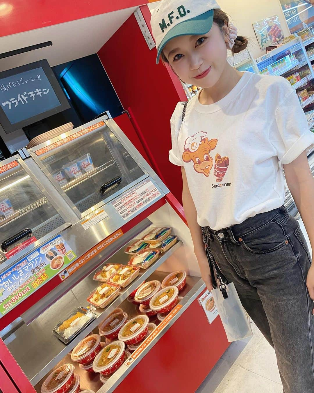 水嶋ひかるのインスタグラム：「セコマ🏪🧡❤️ . . ユニクロでオリジナルTシャツ👕作ったのを 北海道で愛用🥰✌🏻 . #セイコーマート #コンビニ #コンビニスイーツ #ホットシェフ #北海道 #北海道観光 #今日は何の日 #チンチン電車の日」