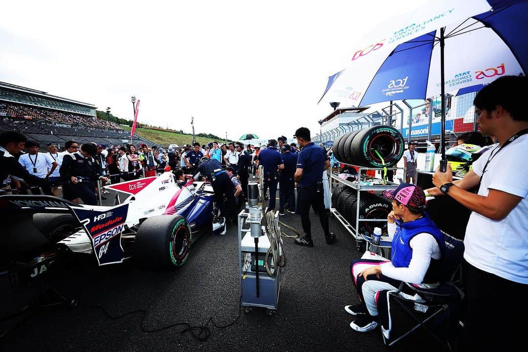 山本尚貴のインスタグラム：「決勝前の8分間で突然ステアリング周りにトラブルが出てしまい、 スタートに間に合うか…と言う状況でしたが、 メカさん、関係者の皆さんが総出で頑張ってくれてスタート出来ました。  次こそは皆さんの努力にしっかりと応えられるように頑張ります。  @nakajimaracing  いつもありがとうございます。  #早くみんなと喜びたい」