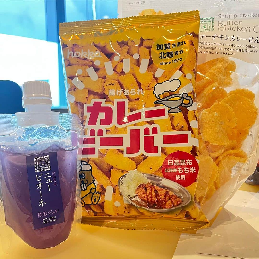 藤原ヒロシのインスタグラム：「本日の差し入れ。 カレーとピオーネ。」