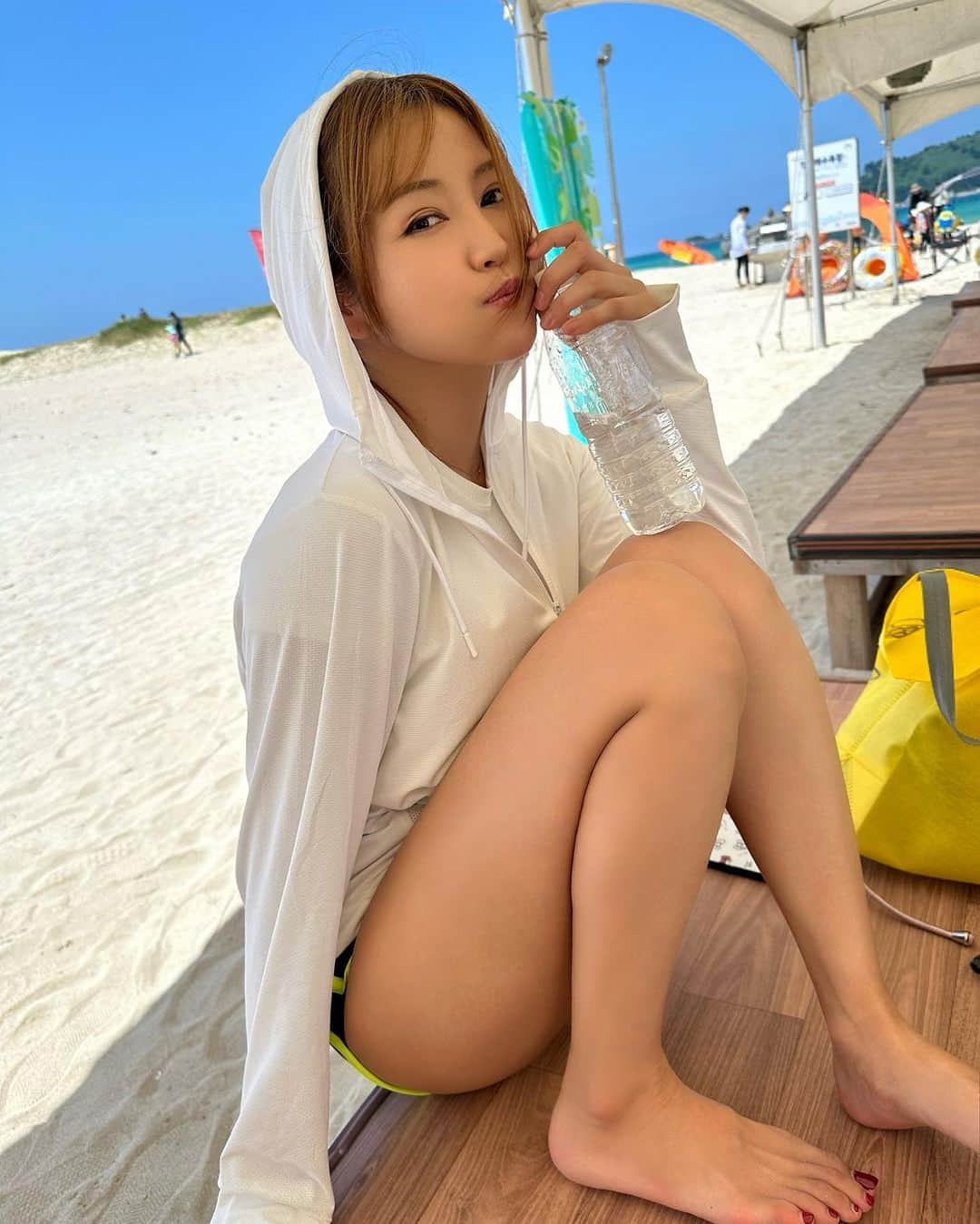 渡辺加苗のインスタグラム：「大阪からチェジュ島🏖 1時間半でピュイッ✈️最高💕 日差しがほんとに強すぎてこんな格好🤣🤍」