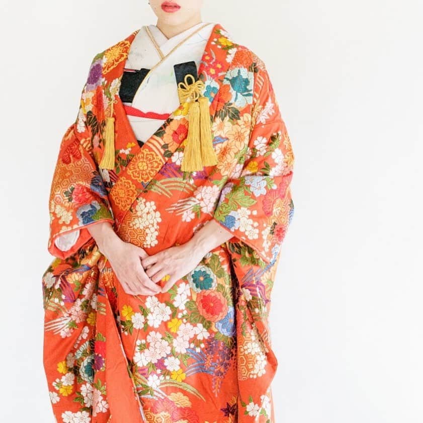 CUCURUのインスタグラム：「CUCURUのスタイリストは、 美容師 着付けの有資格者ばかりのプロフェッショナルな集団から構成されています。  専門知識を活かした幅のあるご提案で、全ての花嫁さまが、ご当日を心からの笑顔で迎えられるよう 心を込めてお手伝いさせていただきます🌿」