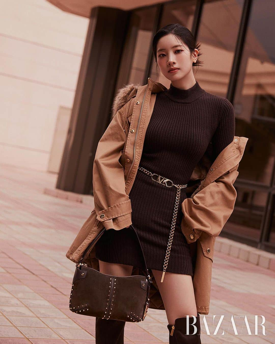 ダヒョンさんのインスタグラム写真 - (ダヒョンInstagram)「@michaelkors @harpersbazaarkorea 🖤」8月22日 15時58分 - dahhyunnee