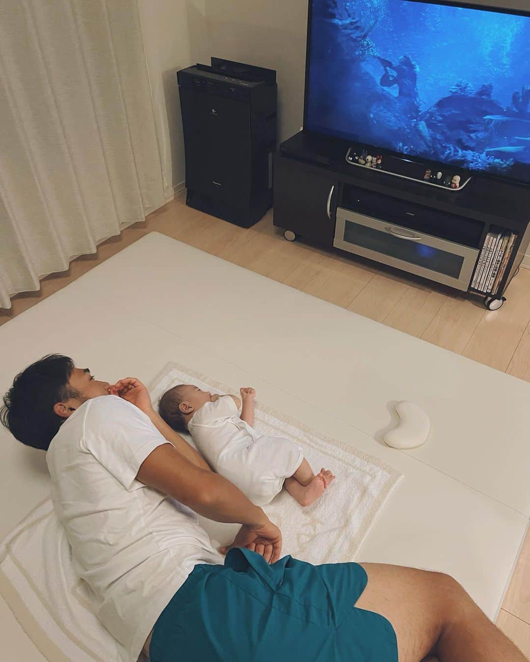 結城はゆるのインスタグラム：「👶🏻👨🏽📺 　 　 　　ストーリーめちゃくちゃ好評だったから 　　ポストしとこ〜😂✨ 　　 　 　　 　　愛くるしい後ろ姿にキュン🫰🏻です。 　　ポイントは仕草一緒なところです。 　　 　 　　 　　 　　 #夫と息子 #ママカメラ」