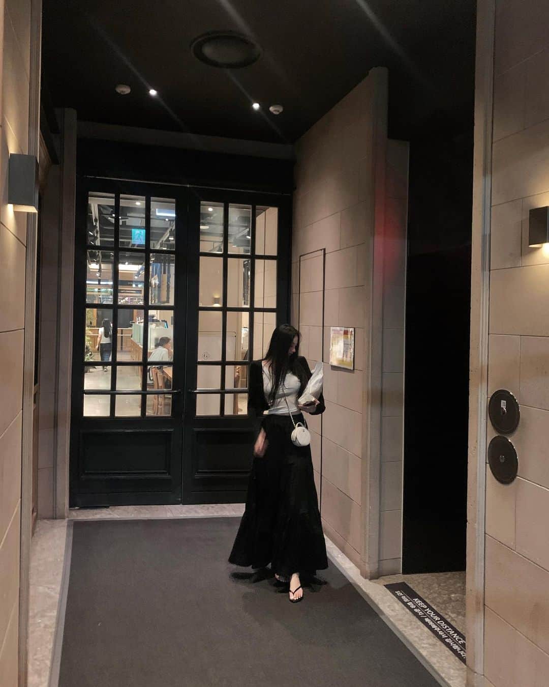 のインスタグラム：「- 굴탕면 먹고 화이트롤 사러 갤러리아 오늘 입이 너무 행복해 .. 히히 🤭」