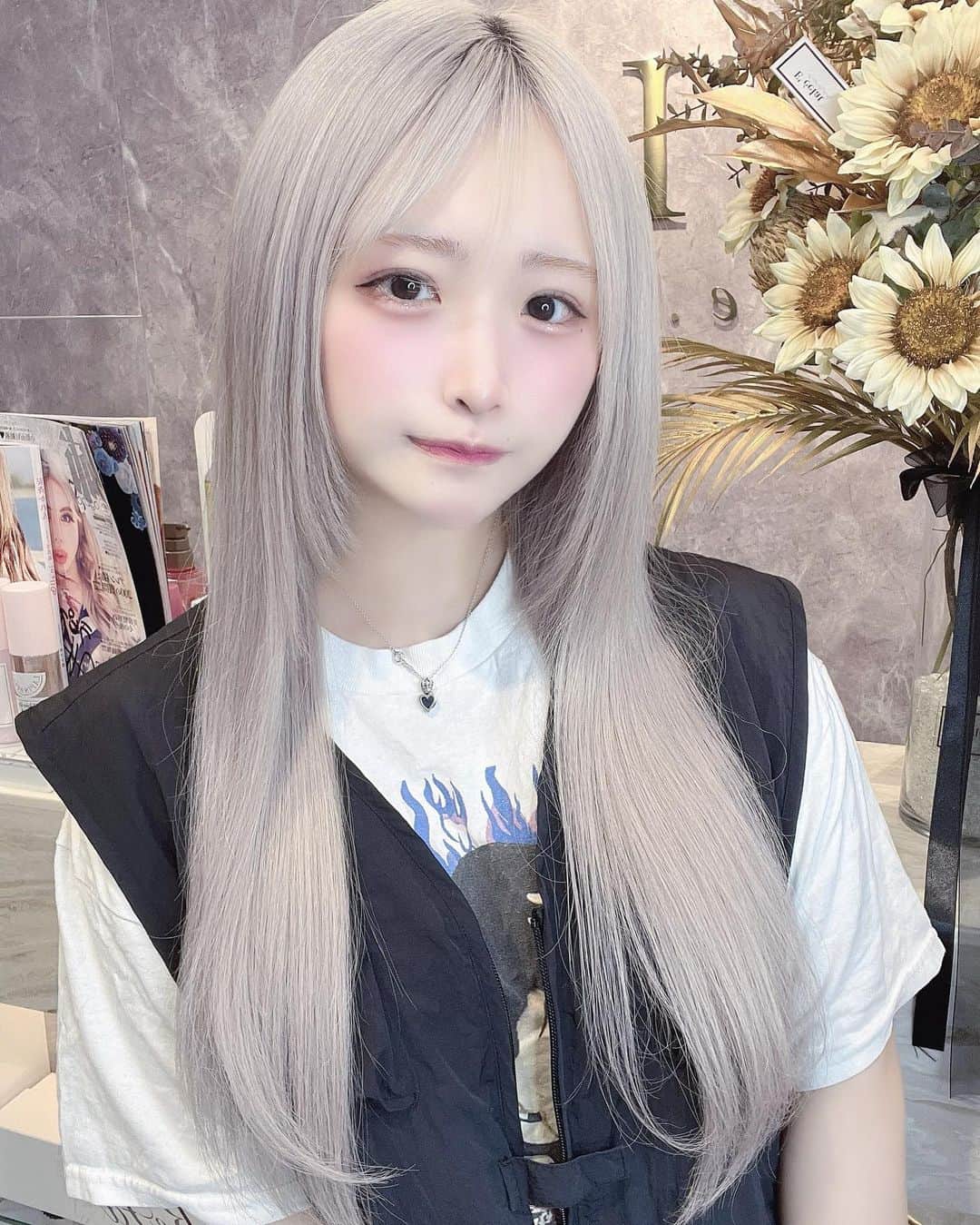 もいちゃんのインスタグラム：「. . ・カクテルトリートメント（ハイトーン×ダメージ） ・馴染ませカット ・エクステ80本 🩶🪽 .  #ハイトーン  #ハイトーンカラー  #ショートヘア  #ショートボブ  #韓国ヘア  #韓国ファッション #韓国メイク  #純欲メイク  #自撮り  #ピアス #舌ピ  #軟骨ピアス #ヘリックス #アンテナヘリックス #インナーコンク #トラガス #拡張ピアス」