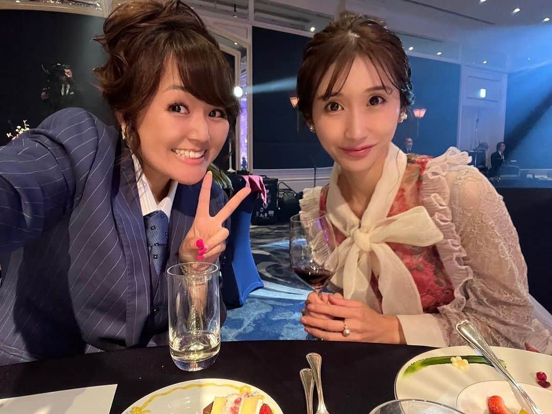 小原春香さんのインスタグラム写真 - (小原春香Instagram)「facebookに載せてたけどこちらにも♡  せあらちゃんの結婚披露宴へお祝いに行ってきました💖  ・ 受付係だったので、前日から始まるまでは緊張🫨してましたが、不慣れながらお祝いの席で皆様にご挨拶御礼を言えて嬉しかったです。  ・ コロナ禍や出産などで 何年も延期になっていましたが、 すごい豪華すぎる結婚披露宴💖 せあらちゃん登場から感動で涙しちゃいました。 ・ 芸能人の結婚式だ‼️ すごいなぁ〜！せあらちゃん♡ ママ業しながら結婚式までに美を追求してたり、 ドレスは韓国のドレスTWICEのsanaちゃんがPVで着たというドレスを日本へデザイナーさんと共に呼んでいたり。 （可愛すぎてもタイプ） ラップ調の新郎新婦の映像に笑わせて貰ったり。さすがバラエティーの才能もある！ 演劇の子役ちゃんがいたり、フラッシュモブがはじまり隣に座っていた まみたん　加藤雅美ちゃんがいきなり踊り始めて、最高のサプライズでした❤️ まみたんキレッキレで素敵な踊りだったなぁ🩰 ・ 私がせあらちゃんの曲で大好きな曲の生歌も聴けました🥰 お父様お母様へお手紙と歌で届けていました😭素敵すぎる、力強い歌声にずっと歌い続けてほしいと思っちゃいます🥺 ・ 3期生で加入してきた時、上位にぶっ飛んでた印象😙歌唱力はそのへんにはいない。 飛び抜けてすごすぎるレベル。avexでソロデビューしてることもすごい‼️ 卒業後にお家に招いてもらったり、LIVEをする中で深い話もする仲になり、子供産まれてからはSNSのDMで、不安なことがあると、その投稿に心配をしてくれたり、アドバイスくれたり、力になるよーっとメッセージくれたりと心救われたことが数えきれないほどあります❣️ 本当に救われてきたよ。ありがとう😭 ・ そう！あんなに自由奔放だったせあらちゃん！は2児の母になり、母親として全力で向き合っていて深い愛で大尊敬するばかり😍情報もブログを通してたくさんの方へ発信しているのです‼️大大大尊敬の眼差し！  ・ SDN 48のメンバーにも会えていっぱいお話しできたぁ💛 久しぶりに会えたメンバー、韓国からシヨンちゃんも来日していたり😍 みんなが結婚していたり、母になっていたり なのに変わらず綺麗すぎてキラキラで幸せもらいました😍 ・ AKB48時代の先輩！篠田麻里子さんにも久しぶりにお会いできました❣️ 変わらず美しかったです🥺 ・ ゲッターズ様もいらしてました‼️ じゃんけん大会で勝った方、新郎新婦側から1名づつ占いをなさって 会場も盛り上がってました👏 帰りにたまたまお見かけしたのですが、 私も占って頂いき、何人もの方の列ができてましたが、終始神対応ですごく素敵な方でした😭 ・ 大人気YouTuber 【12人産んだ】助産師HISAKO様にもお会いできました‼️😭 出産前にYouTubeを見ていたので嬉しすぎました💖 出産子育ての勉強になる情報を配信されているので、ママさんは知らない方いないのではないかなぁ🥹 『頑張らなくていいのよ、いい加減なくらいが丁度いい👌お母さんが完璧だと子供が息が詰まるの！自分優先でね😉』 とお言葉を頂き😭 ・ とにかくすごく華やかで、せあらちゃんがプリンセスでした💖幸せいっぱい‼️ せあらちゃんの息子くんを抱っこして映像みてたら、ママ👩って言っていて可愛かった〜♡ ・ 人に歴史あり。 結婚式にお招き頂くと、あ〜、こうやって生きてきたんだ。頑張った時期、大変だった時期もあったんだよね、たくさん乗り越えて今があるんだよね❣️と、 お父様やお母様が大切に育ててくれたからだよね。そして 素敵なパートナーに出会えて幸せいっぱいな姿に涙が溢れます。 ・ みんなが幸せでいてくれて心から嬉しいです🥰」8月22日 16時14分 - koharaharuka