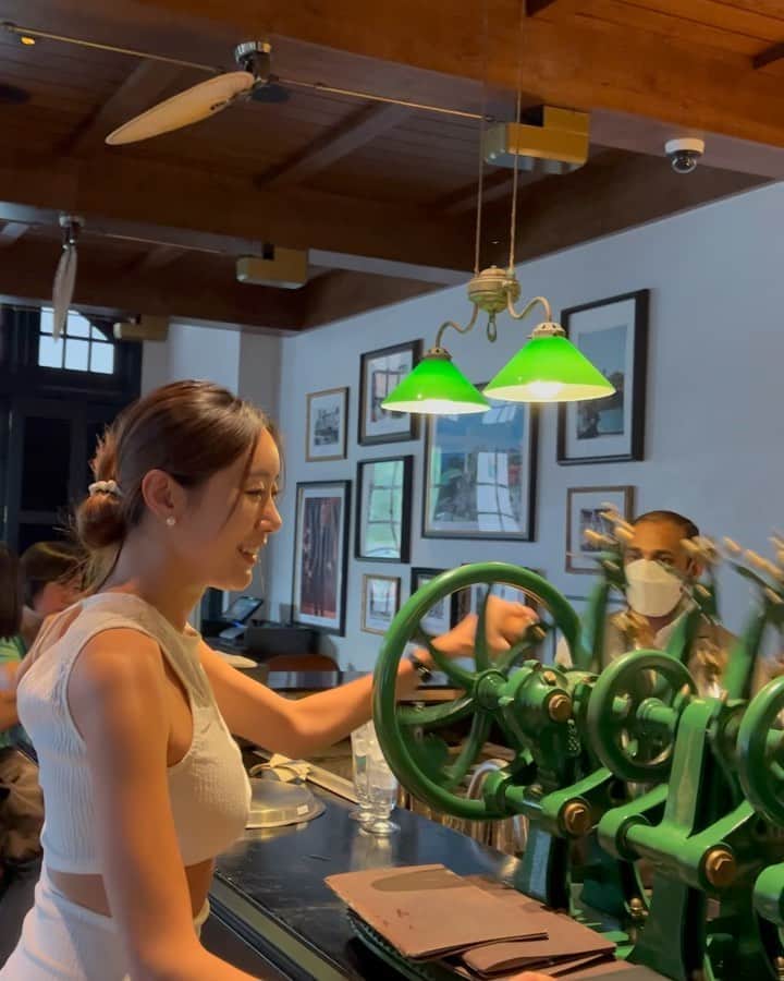 イ・ナリのインスタグラム：「싱가포르 슬링칵테일. 🍹 땅콩은 먹고 그냥 바닥에버린다 ㅋㅋ 신기한경험~~~🥜🎶 . . #싱가포르슬링🍸」