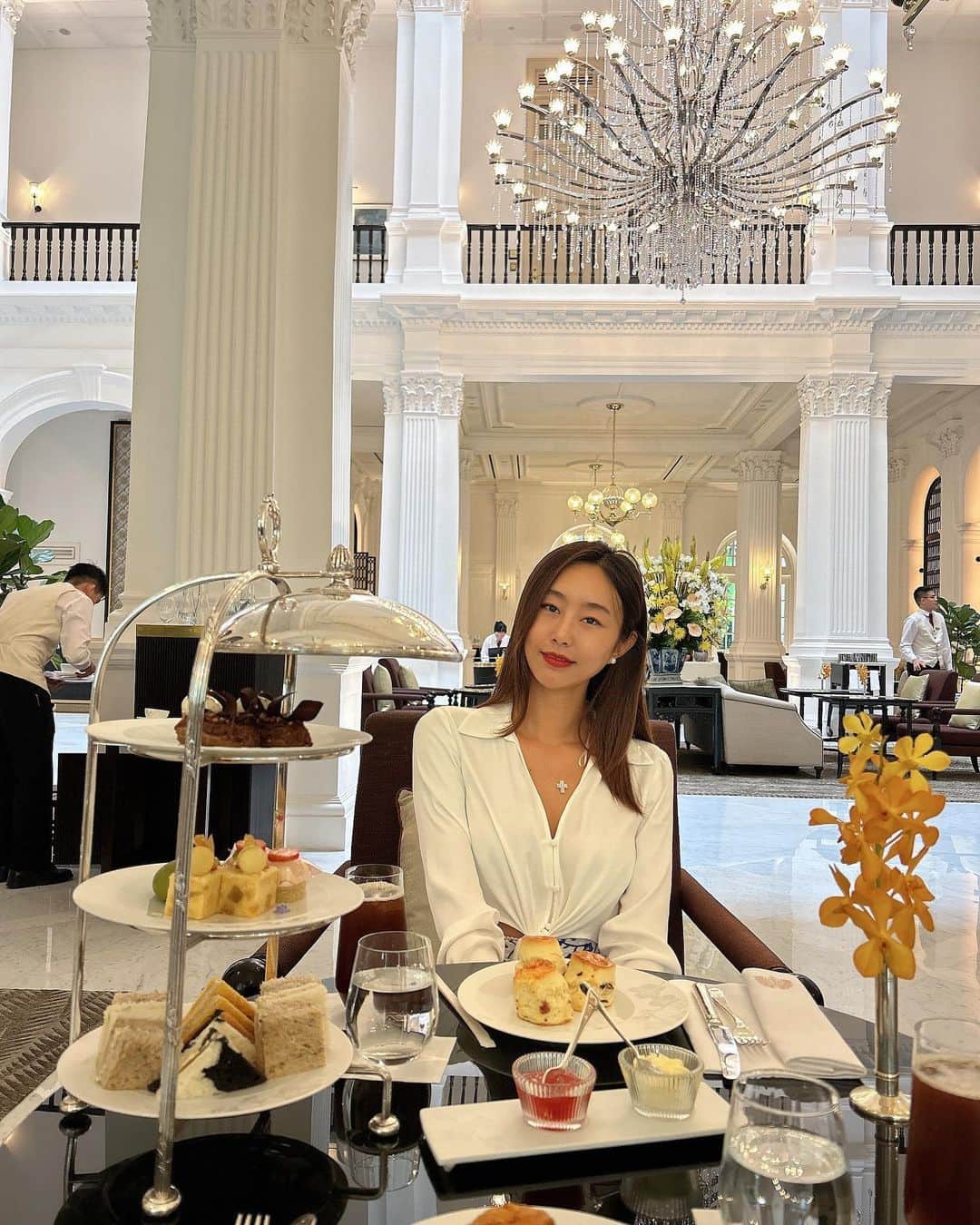 イ・ナリのインスタグラム：「퉁퉁이 부은얼굴로 에프터눈 티 즐기기 ~ . 호텔안 기억에 남는 중식당 너무 맛있었어.🥰🫶👍  . .  #여행의맛 #싱가포르 #래플스호텔  #raffleshotel」