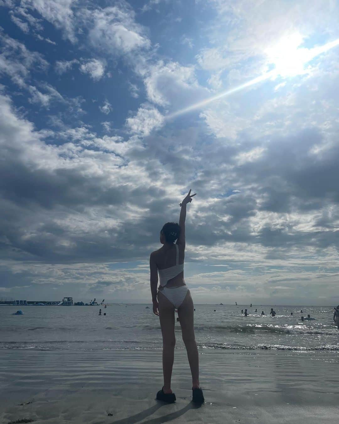 かめだなつみのインスタグラム：「⛱️🌴  毎年恒例🫶逗子🌻 写真また撮りまくりの回 写真目的で海いく我ら🙋‍♀️ またつづきあげます〜 . . . #逗子海岸 #海水浴場 #逗子 #海 #beach #水着 #swimwear #夏 #summer #followme #f4follow  #ootd #커플티 #남친룩 #팔로우 #선팔하면맞팔  #instagood #fff #l4like #resort #drive  #zushi #網美 #随手拍 #좋아요반사 #셀카 #좋아요 #맞팔 #데일리」