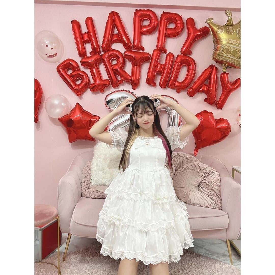 みーみさんのインスタグラム写真 - (みーみInstagram)「🎂🤍  メンバーにサプライズでお誕生日をお祝いをしてもらいました➰🤍 この日限りの可愛いアイドルになれて幸せだったなあ~т  ̫ т  20歳も頑張っちゃうぞ~✊🏻」8月22日 16時21分 - mi__mi0311