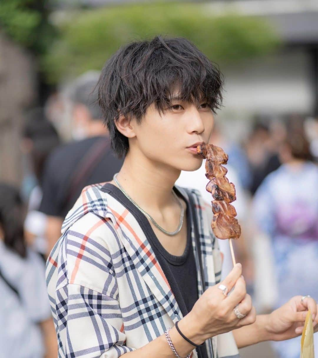 飯泉遥斗のインスタグラム：「ご飯食べてるときが最高に幸せなのです🍖  たまにはオフな遥斗くんもどうぞ✌」