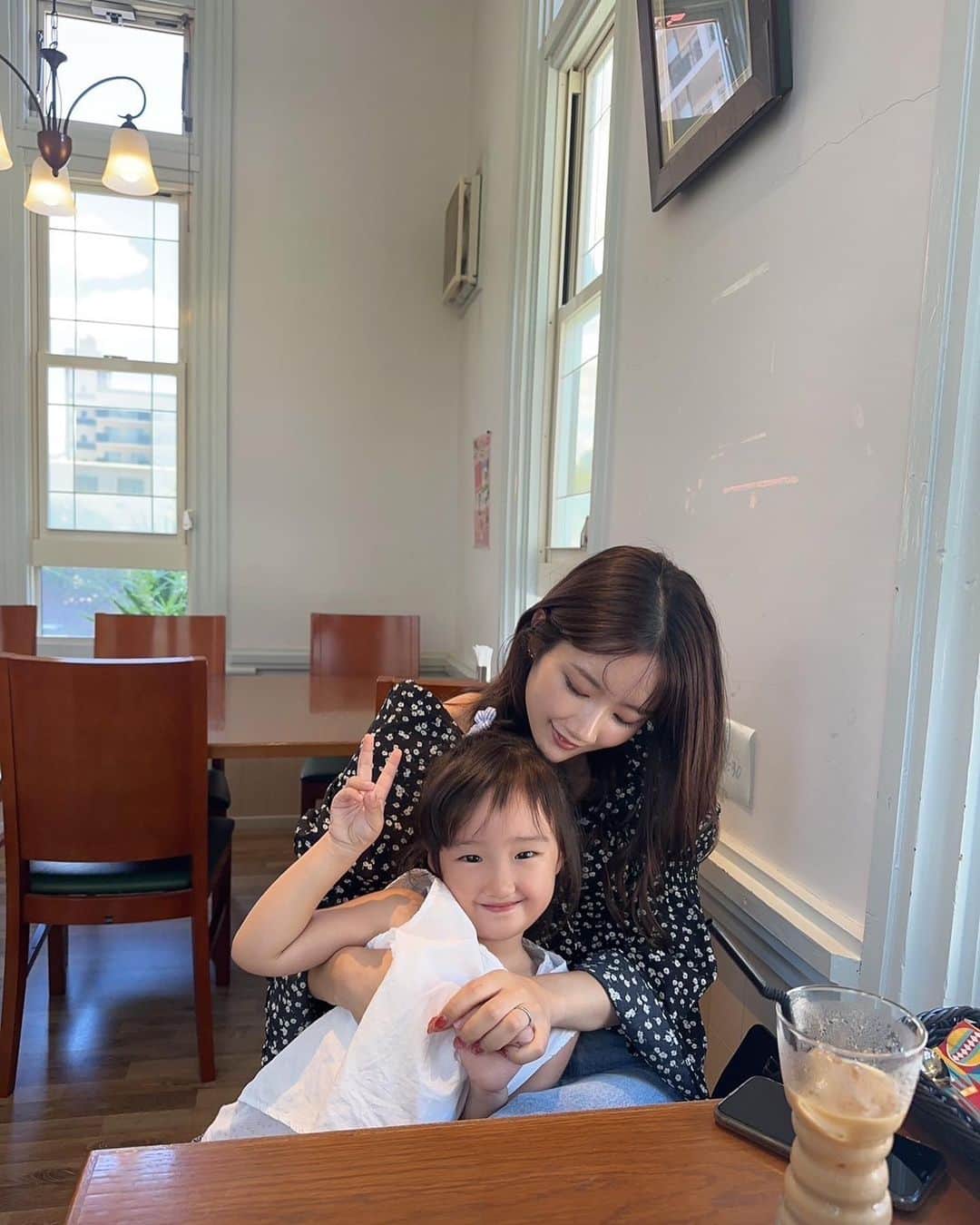 畠中清羅 のインスタグラム：「_  お友達とlunch☕️  娘は前半緊張してぶりっ子してたのに 後半につれてお調子者が出てきた..🤣🧡  夏休みも後もう少し..！ この夏休みはできるだけ2人の時間を沢山作ろうと 頑張った夏休み🩵少しでも娘に伝わってたらいいナ✨  さて夜ご飯準備しよっ☺️☺️」