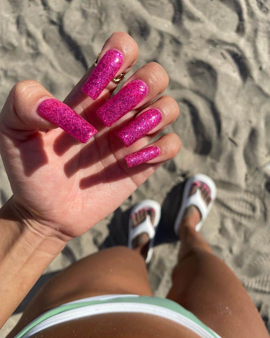 MARSEのインスタグラム：「♡  足もPINK💅🦶🩷  #beach#nails#pinknails#bikini#GAL#セルフネイル#ピンクネイル#夏ネイル#ギャル#ギャルネイル#小麦肌」