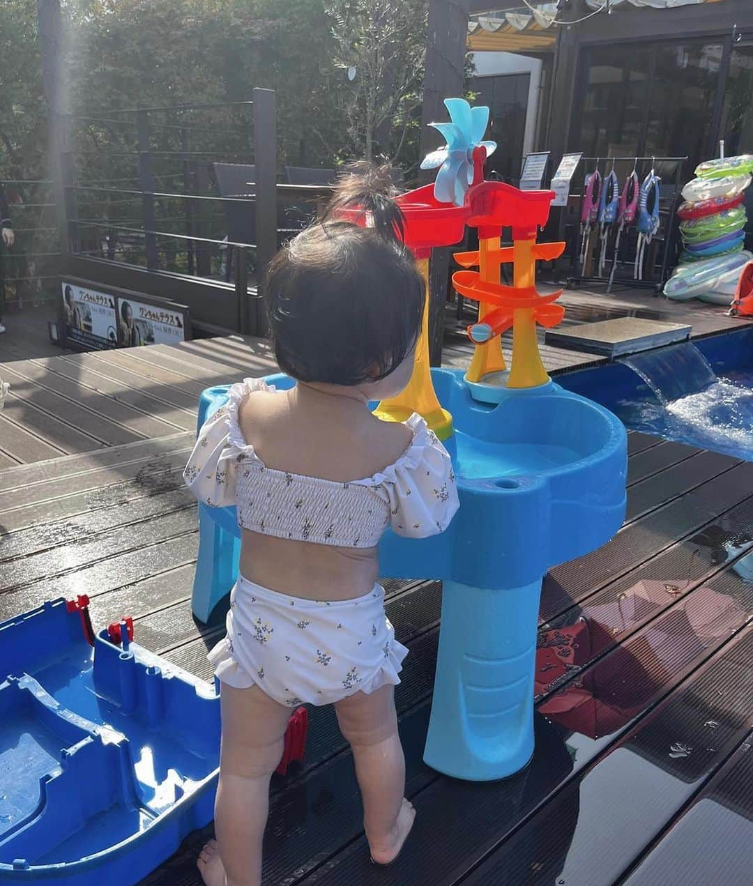ホテル南風楼さんのインスタグラム写真 - (ホテル南風楼Instagram)「いつもご覧いただきありがとうございます🌷  本日は　 @piyopiyo_22512 さまの素敵な投稿をご紹介させていただきます🌷  ・・・ ┊ 【旅行レポᝰ✍︎꙳⋆】 長崎旅行に行ってきました🚗 　 お目当ては南風楼っていうホテルなんだけど、 子連れ旅行には全力でお勧めします.ᐟ.ᐟ 　  至る所に子供が喜ぶ工夫がたくさん😃 もちろん大人も楽しめる 　  お部屋は、寝相が悪いピヨさんが転げ回っても危なくないように、ローベッド 　 ピヨさんテンション上がりまくって、きゃっきゃ言って飛んでた笑 　  宿泊者はボールプールなどの遊び場や、もちろんプールも無料♡ 　 ウェルカムドリンクや、アイスも無料、夜は夜食も無料𓂃.ᐟ.ᐟ 　  一歳の子供も遊べるように、写真のような水遊びできるおもちゃや浅いプールもあり！ 一緒にペガサスの浮き輪に乗って遊んだよ🛟 　  食事もとりわけできて、朝はバイキングだったから、パンケーキや卵焼きをパクパク食べてた🤣　  タブレットも無料貸し出ししてたから、ご飯中飽きてきたら、YouTubeでアンパンマン見てご機嫌だったよ😊 　  お風呂は、夜は家族風呂に🛀 ベビーシャンプー完備、子供用のバケツ？やおもちゃがあって終始ご機嫌👶　 　 朝は大浴場に行ったけど、 一歳児でも入れるようにミニ風呂釜があったり、おもちゃがあったり、、食べてないけどアイスも無料であったよ🍨 　　  他にも書ききれないほどイベントや 子供が喜ぶしかけがたくさんあったので、もし長崎に行くことがあれば是非利用してみて〜🫶🏻  ――――――――――――――― . ◇ご予約・お問い合わせ◇ 0957-62-5111 （受付時間 9：00〜18：00） ・ ◆#ホテル南風楼  と付けて投稿すると、こちらの アカウントなどで紹介させていただくことがございます。 ・  ・ ◇お知らせ◇ ホテル南風楼では素敵なウェディング会場もございます。 ウェディング公式Instagramアカウントです。 →@hotel_nampuro_wedding  ぜひご覧ください。 ・  ・ ―――――――――――――――――――― ・ .  #水遊び #島原温泉  #露天風呂 #夏旅 #子供と旅行 #長崎県 #島原市 #赤ちゃんと旅行 #長崎旅行 #長崎ホテル #nagasaki #家族旅行 #onsen #japanhotel #夏休み旅行 #夏旅 #夏旅行」8月22日 16時40分 - hotelnampuro