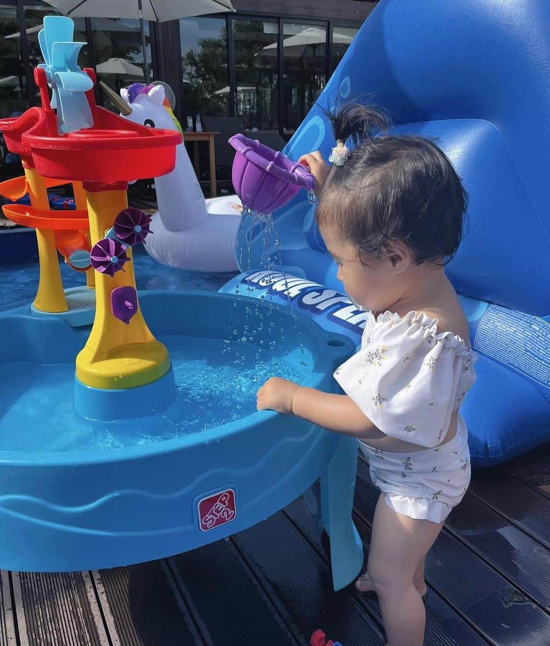 ホテル南風楼さんのインスタグラム写真 - (ホテル南風楼Instagram)「いつもご覧いただきありがとうございます🌷  本日は　 @piyopiyo_22512 さまの素敵な投稿をご紹介させていただきます🌷  ・・・ ┊ 【旅行レポᝰ✍︎꙳⋆】 長崎旅行に行ってきました🚗 　 お目当ては南風楼っていうホテルなんだけど、 子連れ旅行には全力でお勧めします.ᐟ.ᐟ 　  至る所に子供が喜ぶ工夫がたくさん😃 もちろん大人も楽しめる 　  お部屋は、寝相が悪いピヨさんが転げ回っても危なくないように、ローベッド 　 ピヨさんテンション上がりまくって、きゃっきゃ言って飛んでた笑 　  宿泊者はボールプールなどの遊び場や、もちろんプールも無料♡ 　 ウェルカムドリンクや、アイスも無料、夜は夜食も無料𓂃.ᐟ.ᐟ 　  一歳の子供も遊べるように、写真のような水遊びできるおもちゃや浅いプールもあり！ 一緒にペガサスの浮き輪に乗って遊んだよ🛟 　  食事もとりわけできて、朝はバイキングだったから、パンケーキや卵焼きをパクパク食べてた🤣　  タブレットも無料貸し出ししてたから、ご飯中飽きてきたら、YouTubeでアンパンマン見てご機嫌だったよ😊 　  お風呂は、夜は家族風呂に🛀 ベビーシャンプー完備、子供用のバケツ？やおもちゃがあって終始ご機嫌👶　 　 朝は大浴場に行ったけど、 一歳児でも入れるようにミニ風呂釜があったり、おもちゃがあったり、、食べてないけどアイスも無料であったよ🍨 　　  他にも書ききれないほどイベントや 子供が喜ぶしかけがたくさんあったので、もし長崎に行くことがあれば是非利用してみて〜🫶🏻  ――――――――――――――― . ◇ご予約・お問い合わせ◇ 0957-62-5111 （受付時間 9：00〜18：00） ・ ◆#ホテル南風楼  と付けて投稿すると、こちらの アカウントなどで紹介させていただくことがございます。 ・  ・ ◇お知らせ◇ ホテル南風楼では素敵なウェディング会場もございます。 ウェディング公式Instagramアカウントです。 →@hotel_nampuro_wedding  ぜひご覧ください。 ・  ・ ―――――――――――――――――――― ・ .  #水遊び #島原温泉  #露天風呂 #夏旅 #子供と旅行 #長崎県 #島原市 #赤ちゃんと旅行 #長崎旅行 #長崎ホテル #nagasaki #家族旅行 #onsen #japanhotel #夏休み旅行 #夏旅 #夏旅行」8月22日 16時40分 - hotelnampuro