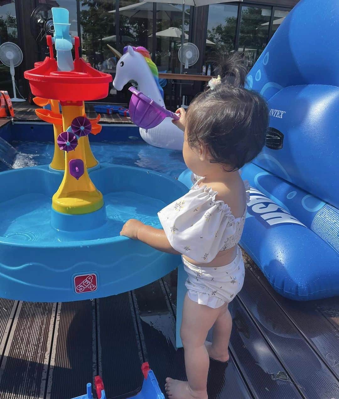 ホテル南風楼さんのインスタグラム写真 - (ホテル南風楼Instagram)「いつもご覧いただきありがとうございます🌷  本日は　 @piyopiyo_22512 さまの素敵な投稿をご紹介させていただきます🌷  ・・・ ┊ 【旅行レポᝰ✍︎꙳⋆】 長崎旅行に行ってきました🚗 　 お目当ては南風楼っていうホテルなんだけど、 子連れ旅行には全力でお勧めします.ᐟ.ᐟ 　  至る所に子供が喜ぶ工夫がたくさん😃 もちろん大人も楽しめる 　  お部屋は、寝相が悪いピヨさんが転げ回っても危なくないように、ローベッド 　 ピヨさんテンション上がりまくって、きゃっきゃ言って飛んでた笑 　  宿泊者はボールプールなどの遊び場や、もちろんプールも無料♡ 　 ウェルカムドリンクや、アイスも無料、夜は夜食も無料𓂃.ᐟ.ᐟ 　  一歳の子供も遊べるように、写真のような水遊びできるおもちゃや浅いプールもあり！ 一緒にペガサスの浮き輪に乗って遊んだよ🛟 　  食事もとりわけできて、朝はバイキングだったから、パンケーキや卵焼きをパクパク食べてた🤣　  タブレットも無料貸し出ししてたから、ご飯中飽きてきたら、YouTubeでアンパンマン見てご機嫌だったよ😊 　  お風呂は、夜は家族風呂に🛀 ベビーシャンプー完備、子供用のバケツ？やおもちゃがあって終始ご機嫌👶　 　 朝は大浴場に行ったけど、 一歳児でも入れるようにミニ風呂釜があったり、おもちゃがあったり、、食べてないけどアイスも無料であったよ🍨 　　  他にも書ききれないほどイベントや 子供が喜ぶしかけがたくさんあったので、もし長崎に行くことがあれば是非利用してみて〜🫶🏻  ――――――――――――――― . ◇ご予約・お問い合わせ◇ 0957-62-5111 （受付時間 9：00〜18：00） ・ ◆#ホテル南風楼  と付けて投稿すると、こちらの アカウントなどで紹介させていただくことがございます。 ・  ・ ◇お知らせ◇ ホテル南風楼では素敵なウェディング会場もございます。 ウェディング公式Instagramアカウントです。 →@hotel_nampuro_wedding  ぜひご覧ください。 ・  ・ ―――――――――――――――――――― ・ .  #水遊び #島原温泉  #露天風呂 #夏旅 #子供と旅行 #長崎県 #島原市 #赤ちゃんと旅行 #長崎旅行 #長崎ホテル #nagasaki #家族旅行 #onsen #japanhotel #夏休み旅行 #夏旅 #夏旅行」8月22日 16時40分 - hotelnampuro