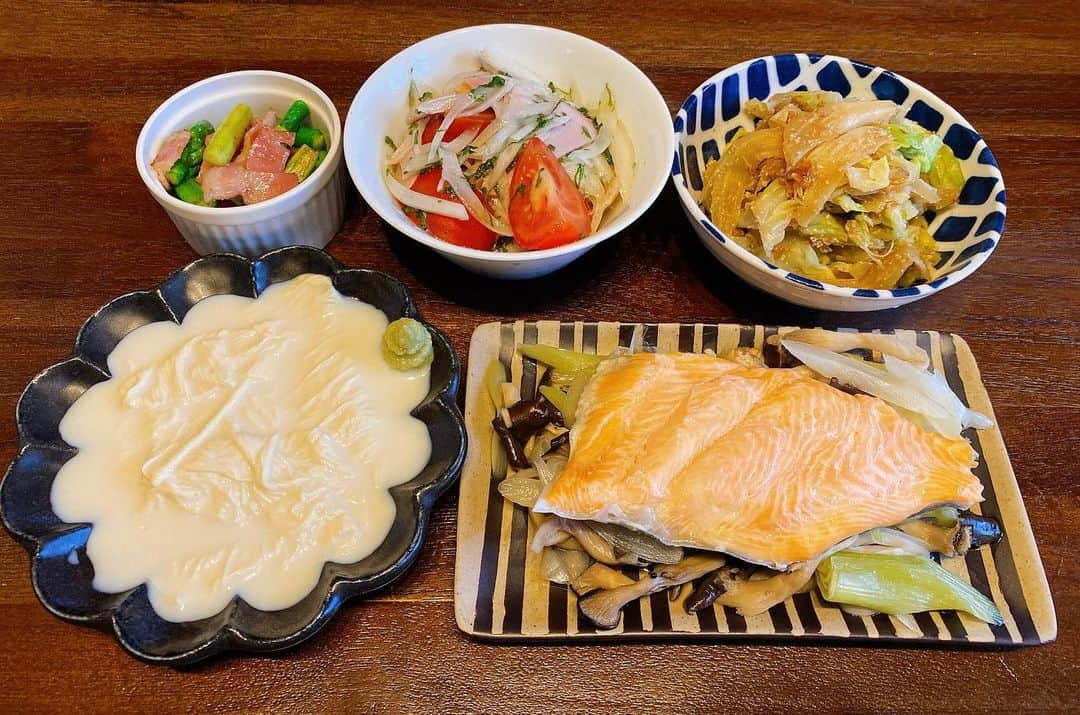 山崎ケイさんのインスタグラム写真 - (山崎ケイInstagram)「🍱 鮭と野菜の酒蒸し 湯葉 キャベツのかつおぶし和え トマトとハムのマリネ アスパラとベーコン炒め  🥬キャベツのかつおぶし和え🥬 キャベツを切ってレンジでチンして水気をしぼったものに、めんつゆとかつおぶしとすりごまを混ぜました🙋‍♀️ 簡単で美味しい😋  #献立」8月22日 16時40分 - kei_yamazaki_aisekistart