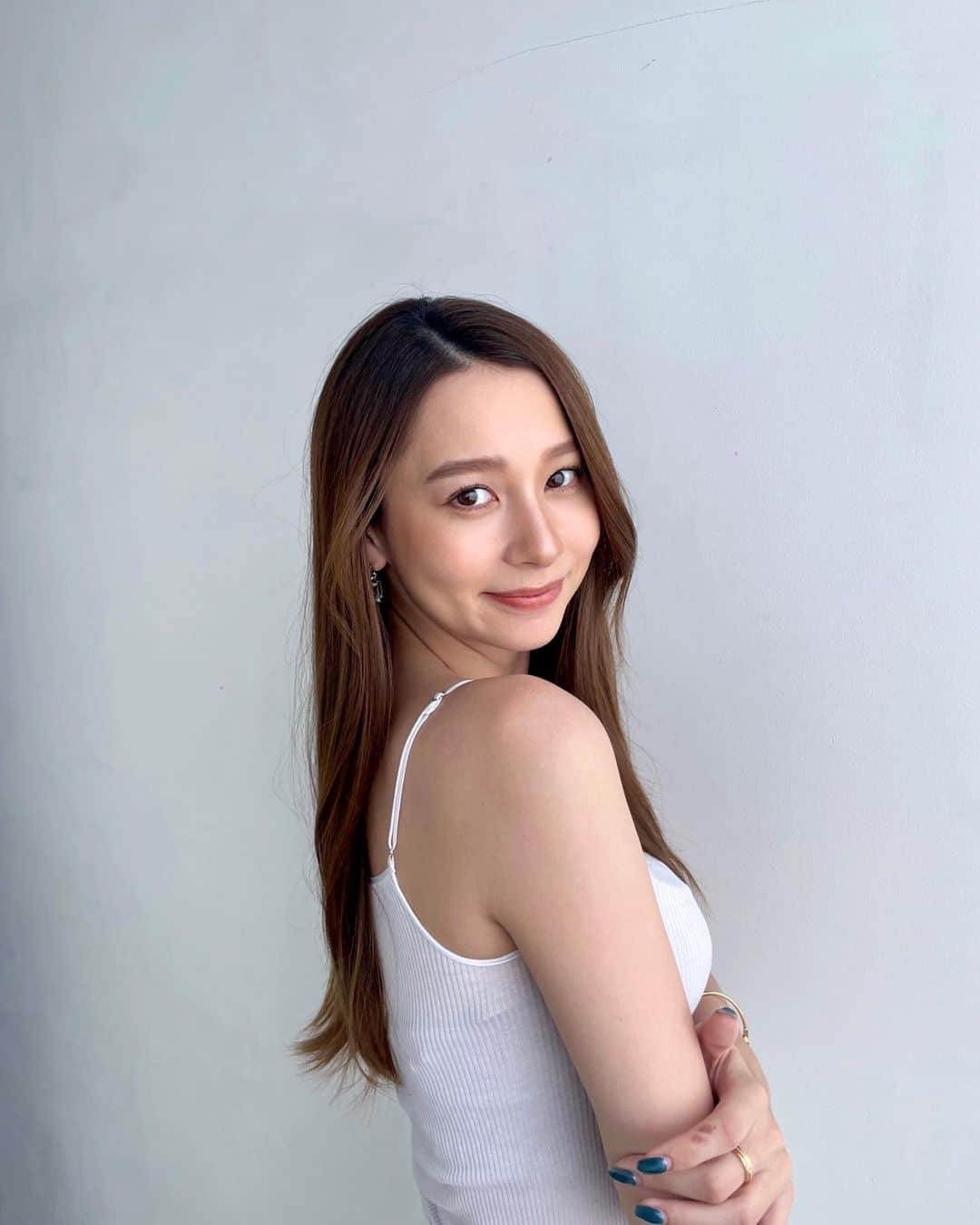 丹羽仁希さんのインスタグラム写真 - (丹羽仁希Instagram)「ここ最近のヘア事情✔︎  シャンプー前にプレトリートメントを使うようにしてるよ🙋‍♀️スキンケアでいうと導入美容液みたいな役割で、その後のヘアケアの効率をアップしてくれるのです✨ ステップ利用することによって髪の耐力up😉✨  #PR #ボンドプレックス #プレトリートメント #カラーダメージケア #ハイダメージ #シャンプー #トリートメント #ヘアミルク #ヘアオイル」8月22日 16時47分 - __niki22