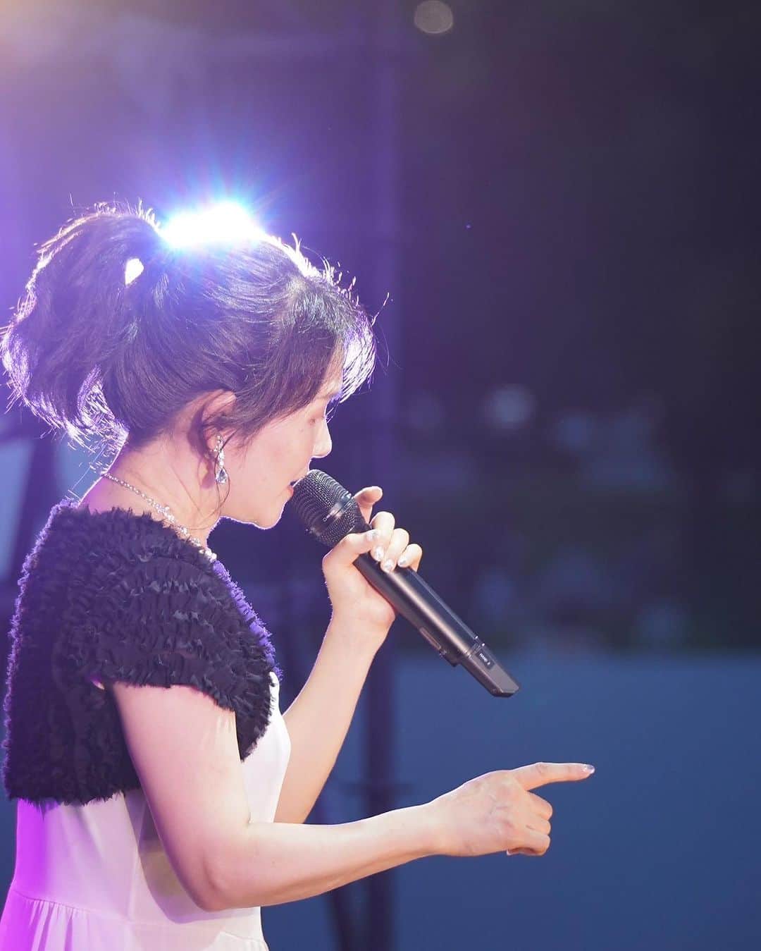 ゆきのさつきのインスタグラム：「声優Neo歌謡フェス 大盛況のうちに幕を下ろしました。 レジェンド先輩や、ライブに慣れてる同輩たちの生き様をこの目にしっかりと焼き付けました👀  みんな写真いっぱい撮ってたのに、私は携帯の不携帯で、全く取れず😅  誰かの写真には映ってます（笑）  ステージの写真を植田佳奈ちゃんが撮ってくれました。 有難う、佳奈ちゃん❣️  この夏は、普段の5年分くらい人前に出た。  大学の後期が始まったら、また引きこもりの日々が始まります。  一旦休息できたら、お声がけ頂いてるものについて、前向きに考え、お返事をしていきます。  あっ、写真はETじゃないよ💦 ダイヤル回してるんだよ〜💦💦」