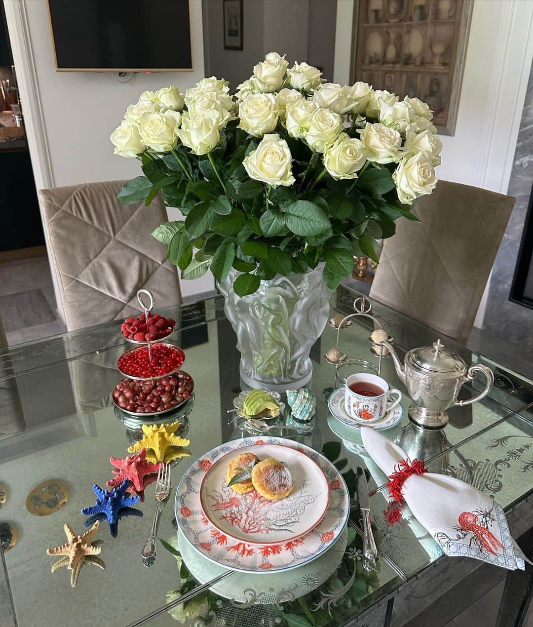 ヤナ・ルドコフスカヤのインスタグラム：「Доброе утро дома , в Подмосковье и #рубрикамоизавтраки с белыми розами  и @diormaison 🐚🦀」