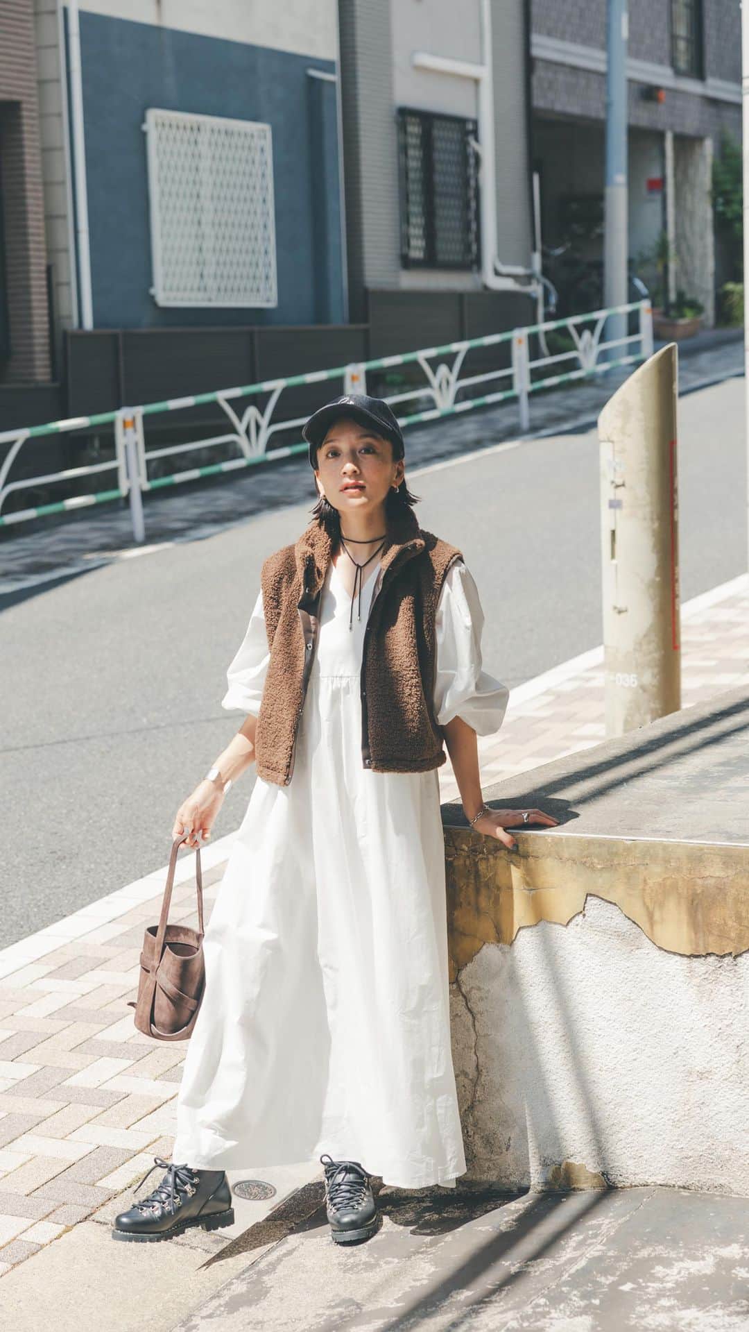 オブレクトのインスタグラム：「Comin soon…♡ Miyako Takayama × oblekt  08/25(FRI）release  ボアベスト＆ワンピースセット 一枚でコーディネートが決まる、ニットベストとワンピースのお得なセット✨ セットアイテムならではの絶妙なバランス感や、セパレート使いでも着回しに便利なデザインが魅力です🌿 トレンド感のあるクロップド丈のボアベストは、単品として、手持ちのTシャツやトップスとも合わせていただくのもおすすめ！ ワンピースは、程よいハリ感のある綿素材で、深めのVネックが首元をすっきりと見せてくれて、ボリュームのある裾周りで女性らしいシルエットです✨ セットのベストとの合わせ以外には、ニットカーディガンや、タートルネックをインして着用するのもおすすめです🌱  #oblekt #オブレクト #高山都 さん #高山都さんコラボ」