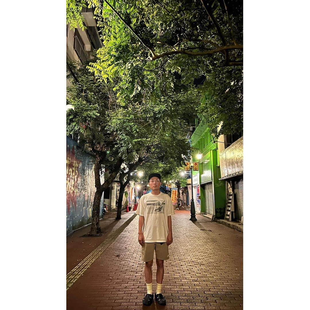 桃原優樹さんのインスタグラム写真 - (桃原優樹Instagram)「【夏の夜】 週末の夜は賑わう商店街をど平日の夜に散歩しました。 めちゃくちゃイケてるカップルが1組だけ路上で呑んでて憧れましたが、36歳でお風呂も２日入ってない事に気づいて速攻帰りました。心なしか表情も小6に戻っちゃいました💕 もう一度、お風呂は2日入ってません。オワリです。 #沖縄#okinawa」8月22日 16時52分 - toubaru_yuki_momo