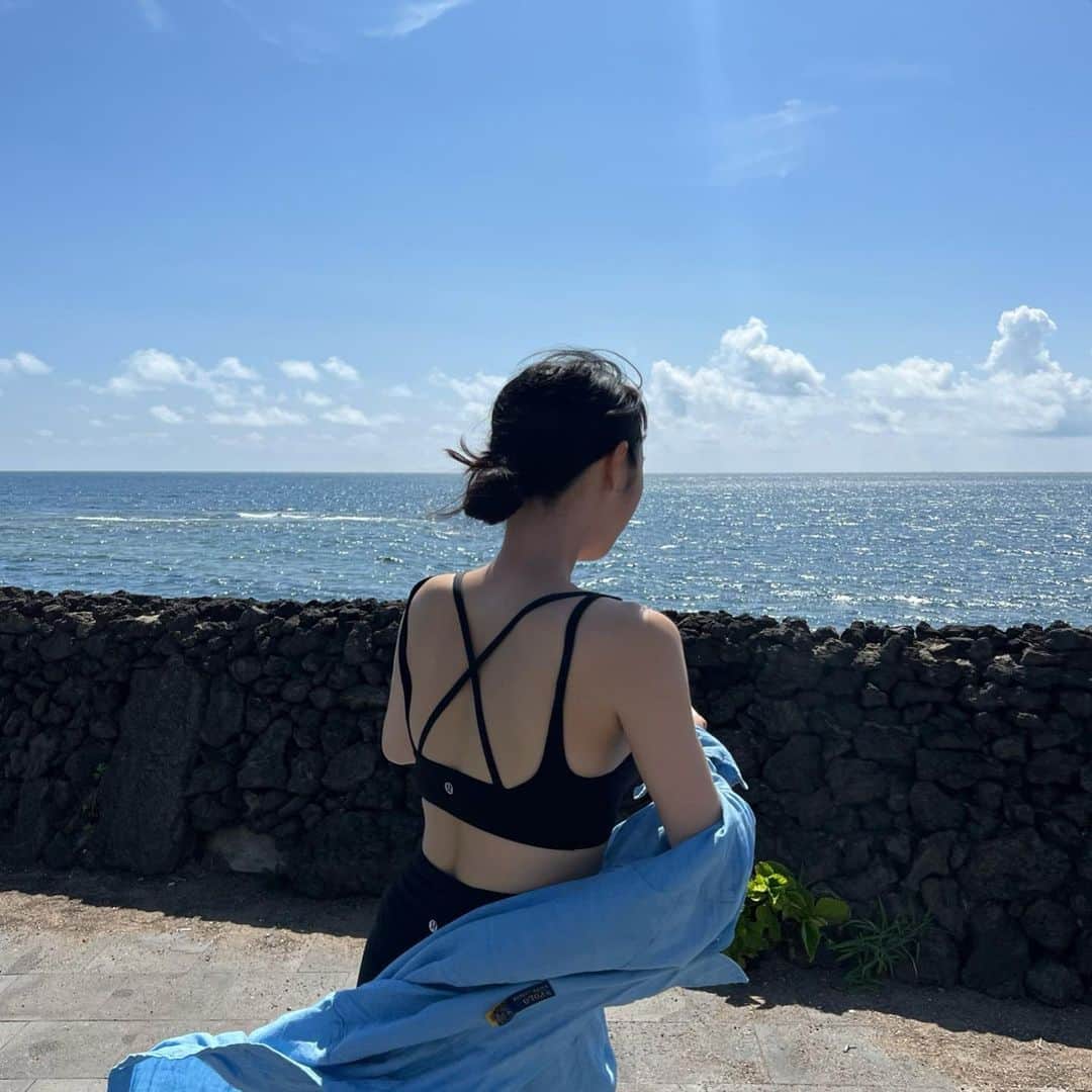 ソ・ウナさんのインスタグラム写真 - (ソ・ウナInstagram)「Yoga in Jeju 🧘🏻‍♀️🧘🏻🩵」8月22日 16時52分 - eunah_willbeloved