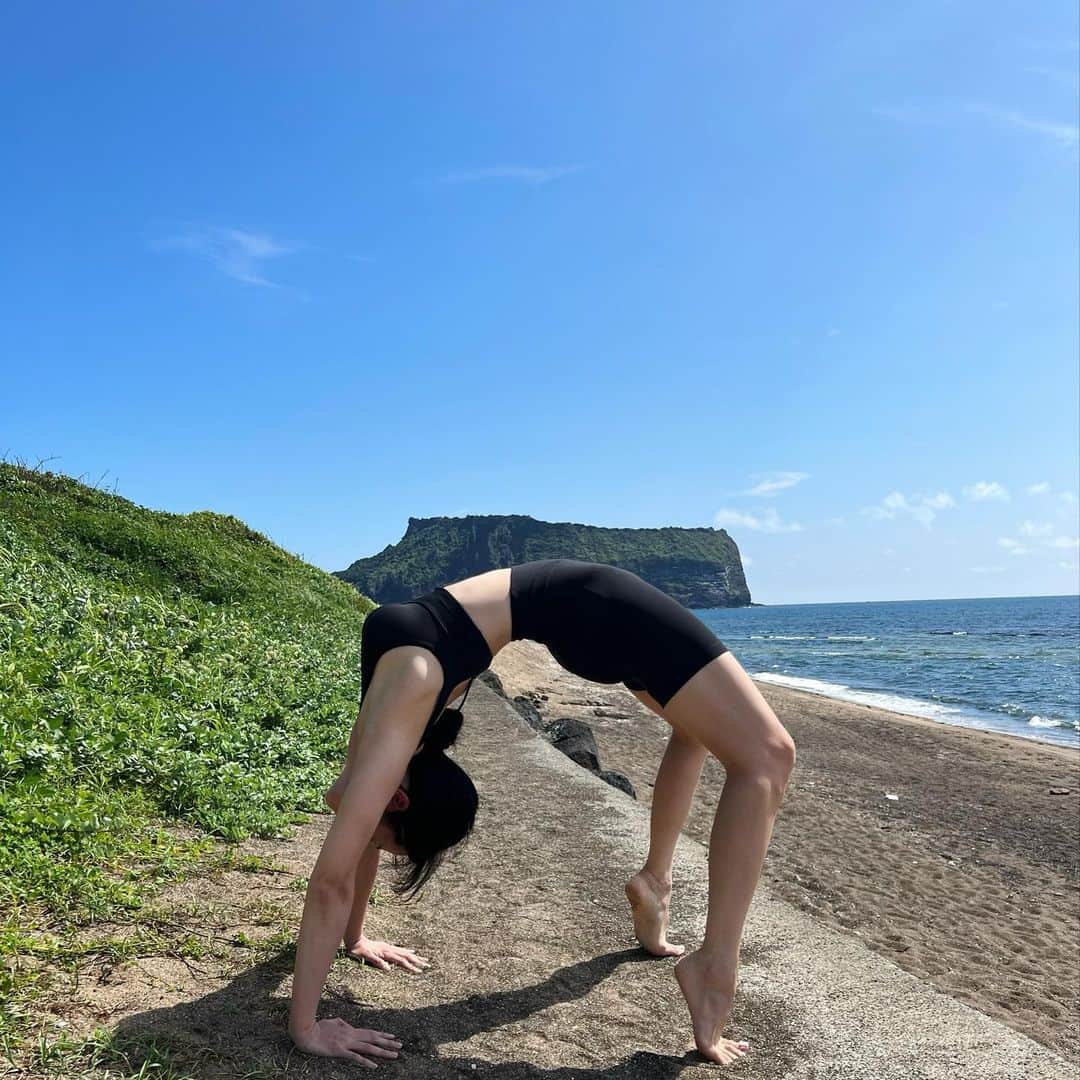 ソ・ウナさんのインスタグラム写真 - (ソ・ウナInstagram)「Yoga in Jeju 🧘🏻‍♀️🧘🏻🩵」8月22日 16時52分 - eunah_willbeloved