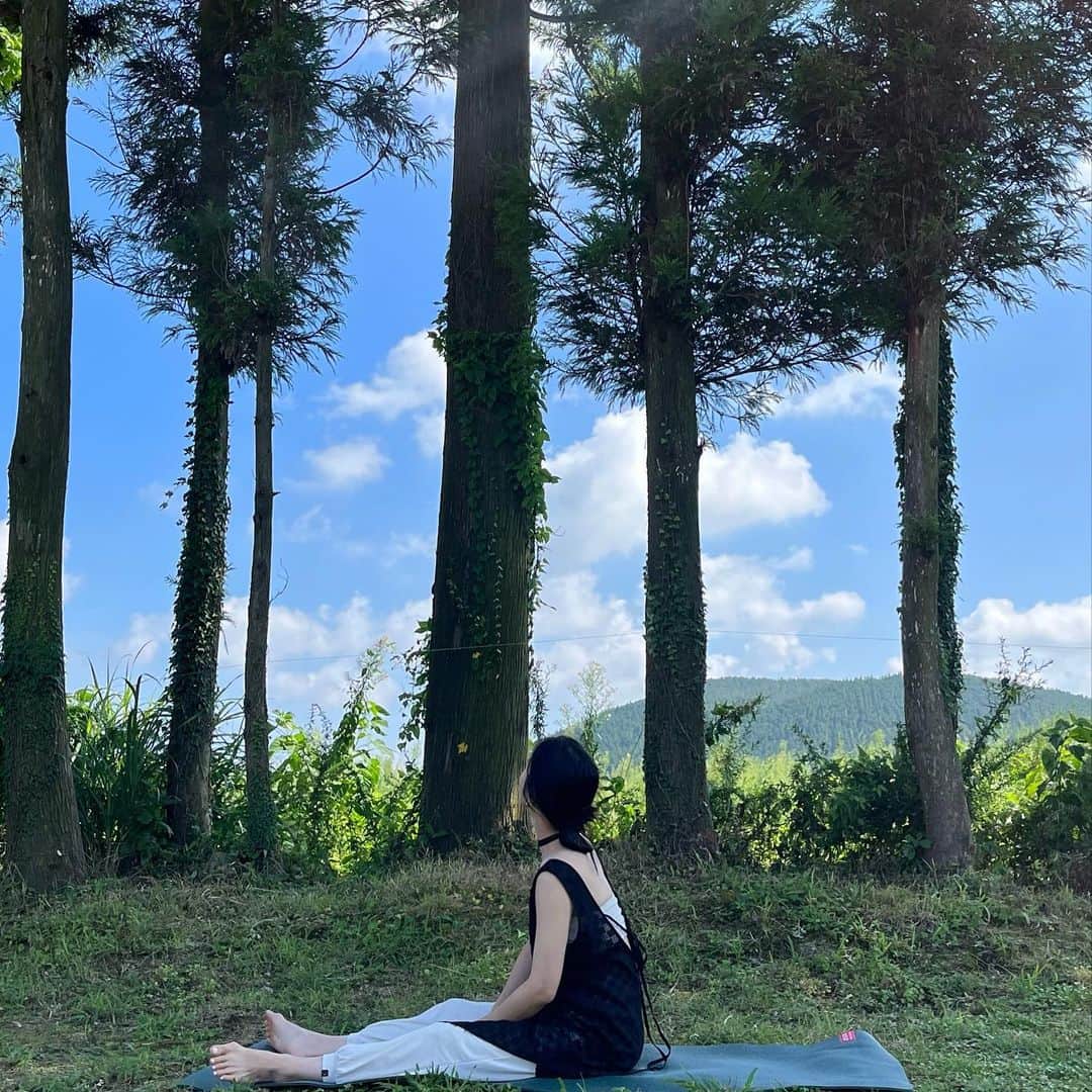 ソ・ウナのインスタグラム：「Yoga in Jeju 🧘🏻‍♀️🧘🏻🩵」