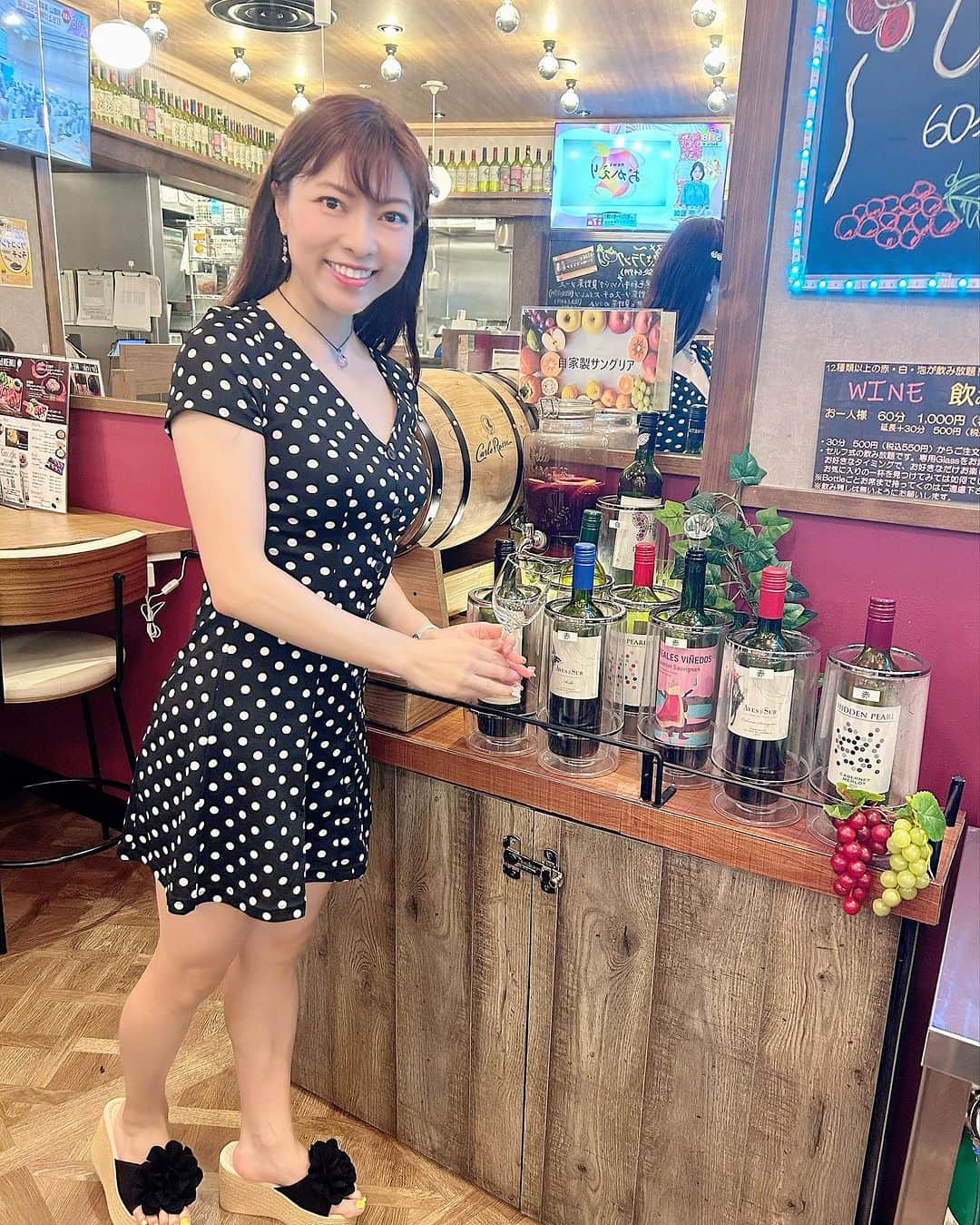 DJ MIYAさんのインスタグラム写真 - (DJ MIYAInstagram)「きゃっほーぉぉ♡昨日大阪から帰ってきましたぁぁ楽しかった(^O^)  大阪駅の近くにある『和牛バル Shirouchi』さんで早めのdinnerを楽しみましたぁ💓  @hbshirouchi_official  和牛やハンバーグステーキなどが食べられるお店。  ワイン飲み放題60分🍷も楽しんじゃいました♡  スパークリングワインも樽から好きなだけ注げるし、飲みやすい♡赤ワイン🍷も何種類もあって色々飲んでみました。 ほろ酔い〜🎵  爆弾メンチカツっていうのがまず気になったの 花火でパチパチ〜って登場して可愛かったから動画撮っちゃったあ❤️これはグループとかで行っても盛り上がるかも🎵  お店で1番人気なのがこちら♡  「グリルプレート」  わぁ💗すごおいゴージャスなプレートに乗ったシェフ特製の焼きたてのお肉たちが大集合っ！  手作りのステーキソースに 美味しいハンバーグ！それに和牛ステーキの焼き加減もほどよくて柔らかーっっなお肉を楽しめました。ウィンナーもぱりっとしておいしい！  付け合わせのポテトなども一緒にまさにpartyyyyって感じで全部美味しかったです˚✧₊⁎❝᷀ົཽ≀ˍ̮ ❝᷀ົཽ⁎⁺˳✧༚  MIYAのこの投稿を見た方への特典です☆  投稿を見てご来店いただいた方に下記のサービスをさせていただきます❤️  「爆弾メンチカツ」税込611円 を1組様1皿プレゼント(9/30まで)  ぜひ皆さま行ってみてね💗  ごちそうさまでした♡  和牛バル Shirouchi 大阪駅前第2ビル店 050-5589-4723  大阪府大阪市北区梅田1-2-2-B100 大阪駅前第2ビル B1F 46 https://tabelog.com/osaka/A2701/A270101/27130069/  #大阪グルメ #梅田グルメ #梅田駅 #大阪ハンバーグ #大阪ディナー #梅田ランチ #梅田ディナー #梅田 #梅田飲み #北新地グルメ #北新地 #大阪駅前第2ビル #グルメ #関西旅行#グルメインフルエンサー #大阪駅 #和牛ハンバーグ #大阪旅行 #トラベラー #粗挽きハンバーグ #大阪旅行記 #ワイン飲み放題 #関西グルメ #トラベルインフルエンサー　#グルメインスタグラマー #大阪女子旅 #特典あり #PR」8月22日 16時52分 - dj_miya