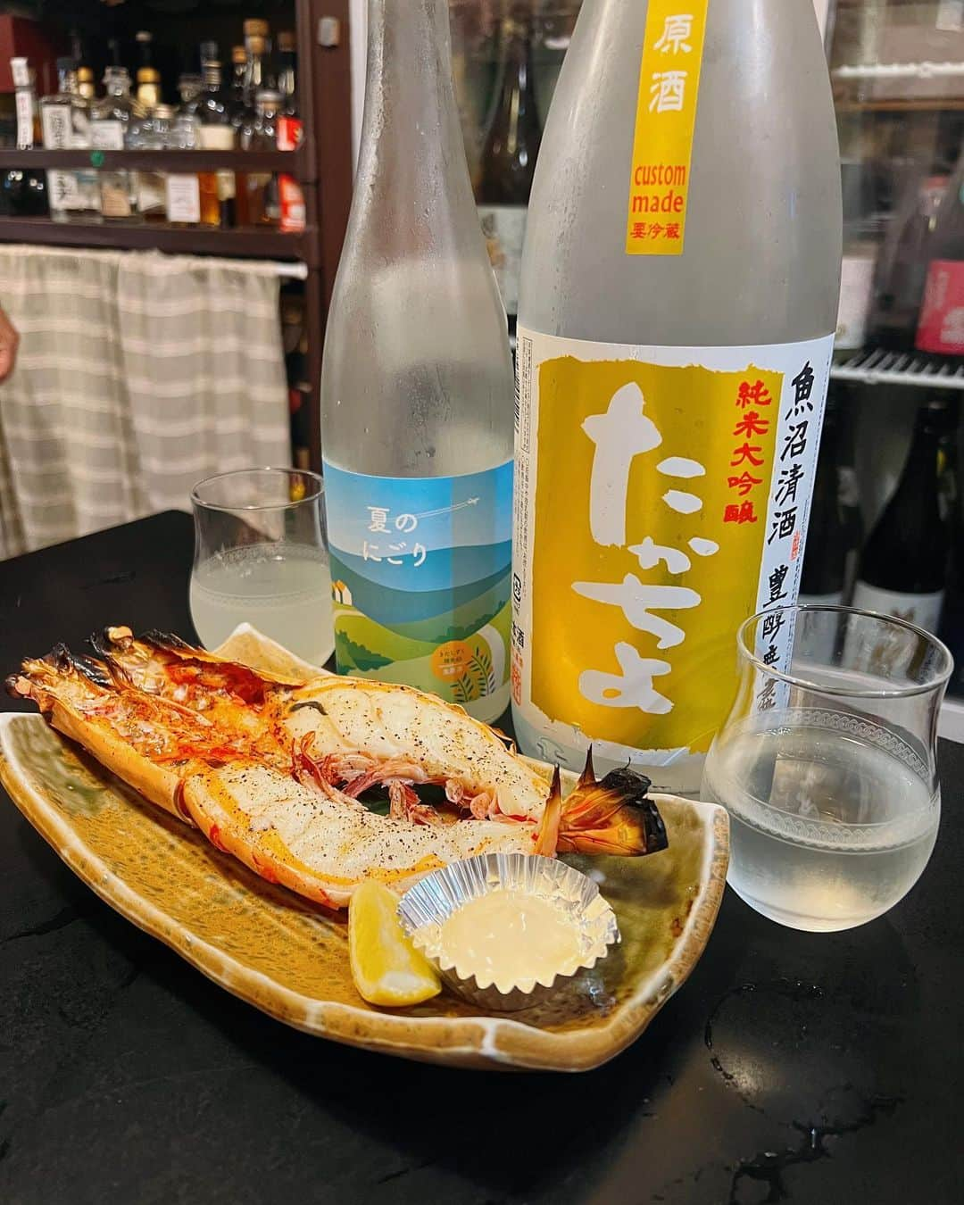 蒼井まやさんのインスタグラム写真 - (蒼井まやInstagram)「. 今日はどこへ行こうか 今日はどこで飲もうか  ハピネスを求めて到着したのは…そう！錦糸町！  千葉県民にとって錦糸町は馴染みのある東京の街。 美味しい海鮮居酒屋があると聞き… 駅からトコトコ歩いて2分くらい〜  「海鮮居酒屋 MARU」 @izakaya.maru   今回はアラカルトで♪ ・板長おすすめ刺身5点盛 ・里芋の揚げ出し ・モツァレラチーズのたまり漬 ・天然特大海老(塩焼or釜茹で) ・ソフトシェルクラブの唐揚  まずはビールで乾杯〜なんとマルエフなの🍻ハピネス👼 店内のテレビではプロ野球の中継が流れていて 地元感あって素敵な雰囲気⚾️ この日は読売vs阪神戦で、友人が阪神ファンだったので ソワソワしてて可愛かったです🐯  お魚大好きなのでお刺身の盛り合わせ🐟 あわび、ほたて、まぐろ、ぶり、いわし。 板長が目利きして仕入れたお魚は新鮮そのもの！ 運が良ければ板長さんが釣ったお魚も食べられるんだって♪ お醤油もしっかりこだわっていて 茨城県の柴沼醤油醸造の火桶仕込みを。よく合います。  そしてそろそろ本題の日本酒へ。 チーフさんが本当に日本酒お好きな方で！！！ 酒蔵でお手伝いすることもあるらしい！！！ めちゃくちゃたくさん日本酒のお話してくださって 本当に本当に楽しすぎるのよ🍶  「こういうのが好き！」とお伝えしたところ 夏酒メインで出してくださいました🌻  🍶たかちよ純米大吟醸 PINEAPPLE GOLD たかちよ好きなんだよな〜 パイナップルの芳醇な香りに、甘みの中に酸味があって最高。  🍶三千櫻純米 夏のにごり きたしずくを使った夏のにごり！ キレ感あってスイスイ飲めちゃう✌️  そして日本酒大好きなチーフさんおすすめの里芋の揚げ出し！ これ…絶品すぎるよ〜！！！ 里芋の揚げ出しって初めて食べたけど優しくて… お出汁でお酒飲めちゃうやーつ😙  また、日本酒に合うから…と モツァレラチーズのたまり漬をお勧めしていただき。 これも最高。お酒進みすぎちゃう。  🍶屋守 純米中取り無調整生 チーフさんが屋守の前掛けしてたので この間飲んで美味しかったとお伝え出したら出してくださいました！ 生酒好きにはたまらんフレッシュさと旨み。。  🍶結 純米特別酒 結は久々に飲んだけどやっぱり美味しいなぁ… そしてなんてったって赤磐雄町… わたしオマチストだもん…絶対好きでしょ…  そして今回私が楽しみにしていた「天然特大海老」🦐 オーナーさんが独自のルートで仕入れたそうで そのためすっごく立派なものが提供できるんだとか！  茹でか塩焼きか選んで下さいとの事で迷ってたら 焼きは半分に切ってお出しするので分けやすいと思います～とのこと（優しい！） そのままでも美味しいのですがマヨネーズつけて食べるとさらに絶品です。  同じタイミングで出てきたソフトシェルクラブの唐揚げもお酒が進みます🦀 こちらもオーナーさんの仕入れによるものだそうです✨  🍶若駒 愛山90〜無加圧採り〜 若駒の愛山！ 雄町と愛山が好きだと言ったので出してくださいました。 愛山のジューシーさ甘みもありながら爽やかなフルーティーさ めっちゃくちゃ美味しい。。  🍶玉川 Ice Breaker そのままでも美味しいけど オンザロックもおすすめとのことでお試し！ なかなか日本酒を氷入れて飲むことないので新鮮！ これはクイクイ飲めちゃって危険です。笑  あー。本当に楽しかった。まだまだ飲みたかったけど 次の日もお仕事なので潔く退散しました🏃‍♀️  お食事も日本酒もレベル高すぎるだな… 錦糸町すごすぎ。  🎪海鮮居酒屋MARU 📍東京都墨田区江東橋4-29-15  🚃錦糸町駅 徒歩2分  #錦糸町グルメ #錦糸町ディナー #錦糸町居酒屋 #錦糸町デート #錦糸町海鮮 #錦糸町刺身 #錦糸町日本酒  #日本酒 #日本酒好きな人と繋がりたい #日本酒女子 #日本酒好き #日本酒タグラム #日本酒大好き #日本酒スタグラム #日本酒好きと繋がりたい #日本酒居酒屋 #雄町 #赤磐雄町 #オマチスト #雄町スト #愛山 #愛山ニア #酒クズ #酒飲み #酒飲み女子  #お酒好き女子 #お酒好きな人と繋がりたい #お酒大好き #飲みスタグラム #飲みに行きたい」8月22日 17時03分 - mayayan_dayo