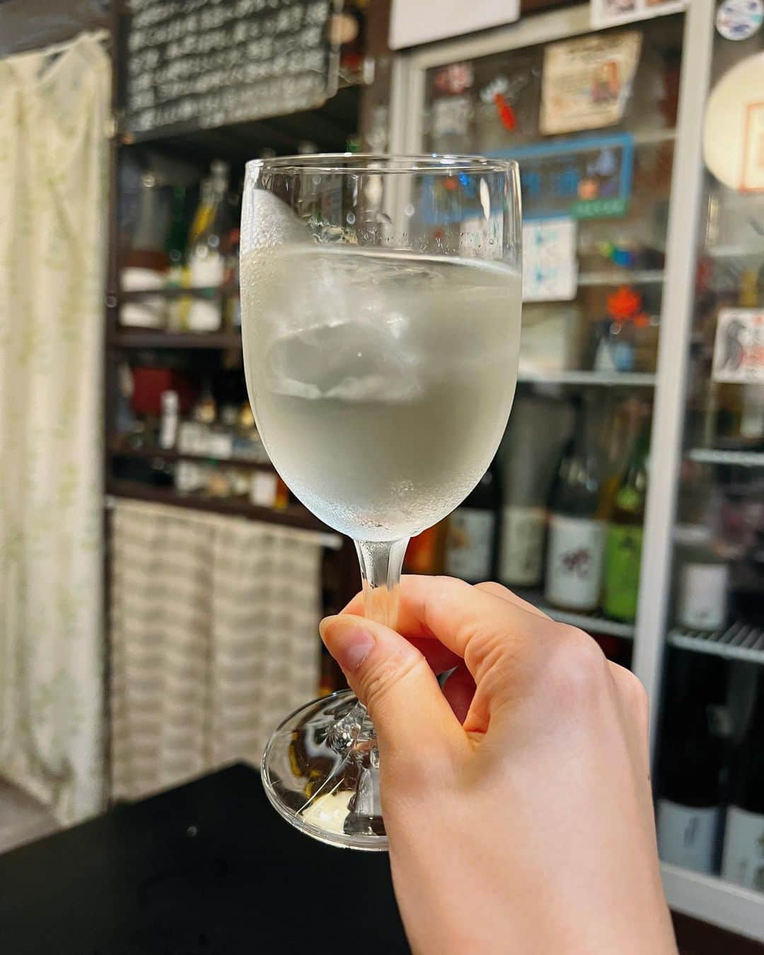 蒼井まやさんのインスタグラム写真 - (蒼井まやInstagram)「. 今日はどこへ行こうか 今日はどこで飲もうか  ハピネスを求めて到着したのは…そう！錦糸町！  千葉県民にとって錦糸町は馴染みのある東京の街。 美味しい海鮮居酒屋があると聞き… 駅からトコトコ歩いて2分くらい〜  「海鮮居酒屋 MARU」 @izakaya.maru   今回はアラカルトで♪ ・板長おすすめ刺身5点盛 ・里芋の揚げ出し ・モツァレラチーズのたまり漬 ・天然特大海老(塩焼or釜茹で) ・ソフトシェルクラブの唐揚  まずはビールで乾杯〜なんとマルエフなの🍻ハピネス👼 店内のテレビではプロ野球の中継が流れていて 地元感あって素敵な雰囲気⚾️ この日は読売vs阪神戦で、友人が阪神ファンだったので ソワソワしてて可愛かったです🐯  お魚大好きなのでお刺身の盛り合わせ🐟 あわび、ほたて、まぐろ、ぶり、いわし。 板長が目利きして仕入れたお魚は新鮮そのもの！ 運が良ければ板長さんが釣ったお魚も食べられるんだって♪ お醤油もしっかりこだわっていて 茨城県の柴沼醤油醸造の火桶仕込みを。よく合います。  そしてそろそろ本題の日本酒へ。 チーフさんが本当に日本酒お好きな方で！！！ 酒蔵でお手伝いすることもあるらしい！！！ めちゃくちゃたくさん日本酒のお話してくださって 本当に本当に楽しすぎるのよ🍶  「こういうのが好き！」とお伝えしたところ 夏酒メインで出してくださいました🌻  🍶たかちよ純米大吟醸 PINEAPPLE GOLD たかちよ好きなんだよな〜 パイナップルの芳醇な香りに、甘みの中に酸味があって最高。  🍶三千櫻純米 夏のにごり きたしずくを使った夏のにごり！ キレ感あってスイスイ飲めちゃう✌️  そして日本酒大好きなチーフさんおすすめの里芋の揚げ出し！ これ…絶品すぎるよ〜！！！ 里芋の揚げ出しって初めて食べたけど優しくて… お出汁でお酒飲めちゃうやーつ😙  また、日本酒に合うから…と モツァレラチーズのたまり漬をお勧めしていただき。 これも最高。お酒進みすぎちゃう。  🍶屋守 純米中取り無調整生 チーフさんが屋守の前掛けしてたので この間飲んで美味しかったとお伝え出したら出してくださいました！ 生酒好きにはたまらんフレッシュさと旨み。。  🍶結 純米特別酒 結は久々に飲んだけどやっぱり美味しいなぁ… そしてなんてったって赤磐雄町… わたしオマチストだもん…絶対好きでしょ…  そして今回私が楽しみにしていた「天然特大海老」🦐 オーナーさんが独自のルートで仕入れたそうで そのためすっごく立派なものが提供できるんだとか！  茹でか塩焼きか選んで下さいとの事で迷ってたら 焼きは半分に切ってお出しするので分けやすいと思います～とのこと（優しい！） そのままでも美味しいのですがマヨネーズつけて食べるとさらに絶品です。  同じタイミングで出てきたソフトシェルクラブの唐揚げもお酒が進みます🦀 こちらもオーナーさんの仕入れによるものだそうです✨  🍶若駒 愛山90〜無加圧採り〜 若駒の愛山！ 雄町と愛山が好きだと言ったので出してくださいました。 愛山のジューシーさ甘みもありながら爽やかなフルーティーさ めっちゃくちゃ美味しい。。  🍶玉川 Ice Breaker そのままでも美味しいけど オンザロックもおすすめとのことでお試し！ なかなか日本酒を氷入れて飲むことないので新鮮！ これはクイクイ飲めちゃって危険です。笑  あー。本当に楽しかった。まだまだ飲みたかったけど 次の日もお仕事なので潔く退散しました🏃‍♀️  お食事も日本酒もレベル高すぎるだな… 錦糸町すごすぎ。  🎪海鮮居酒屋MARU 📍東京都墨田区江東橋4-29-15  🚃錦糸町駅 徒歩2分  #錦糸町グルメ #錦糸町ディナー #錦糸町居酒屋 #錦糸町デート #錦糸町海鮮 #錦糸町刺身 #錦糸町日本酒  #日本酒 #日本酒好きな人と繋がりたい #日本酒女子 #日本酒好き #日本酒タグラム #日本酒大好き #日本酒スタグラム #日本酒好きと繋がりたい #日本酒居酒屋 #雄町 #赤磐雄町 #オマチスト #雄町スト #愛山 #愛山ニア #酒クズ #酒飲み #酒飲み女子  #お酒好き女子 #お酒好きな人と繋がりたい #お酒大好き #飲みスタグラム #飲みに行きたい」8月22日 17時03分 - mayayan_dayo