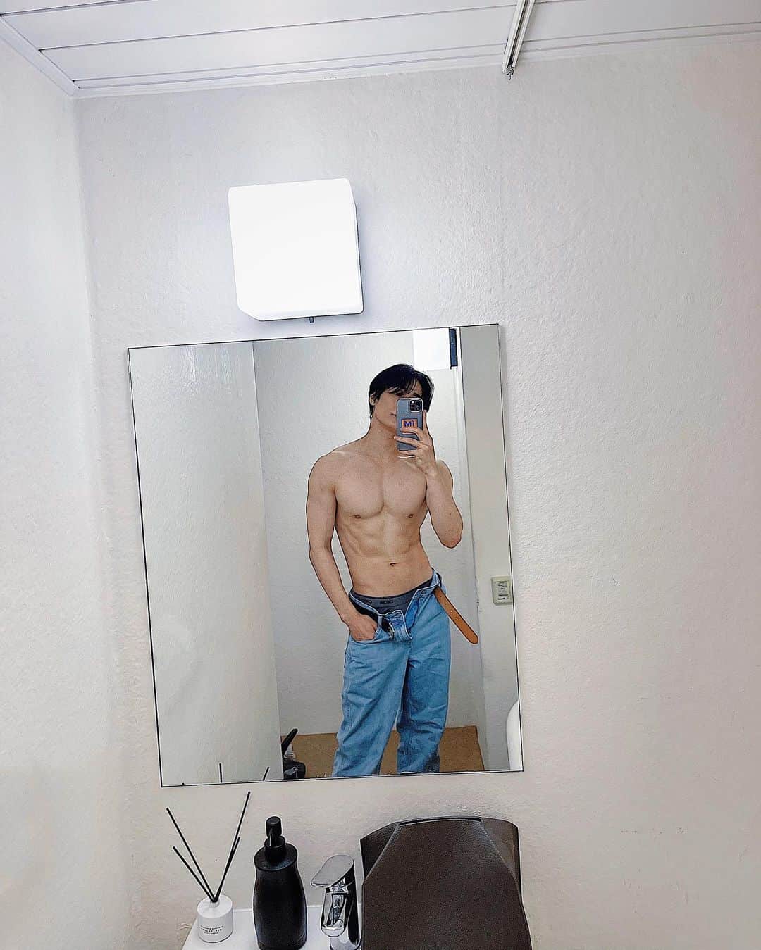 町井祥真のインスタグラム：「・ ・ ・ Maintain a beautiful body.  夏バテでちょい痩せて筋肉量も少しダウン。  作るのは大変なのに戻るのは一瞬…  だからこそ頑張って続ける価値がある🥱  夏らしい事を一切せずに夏が終わりそう笑  #workout#fitness#gym#training#bodymake#beauty#美容男子#筋トレ#夏らしい事したい」