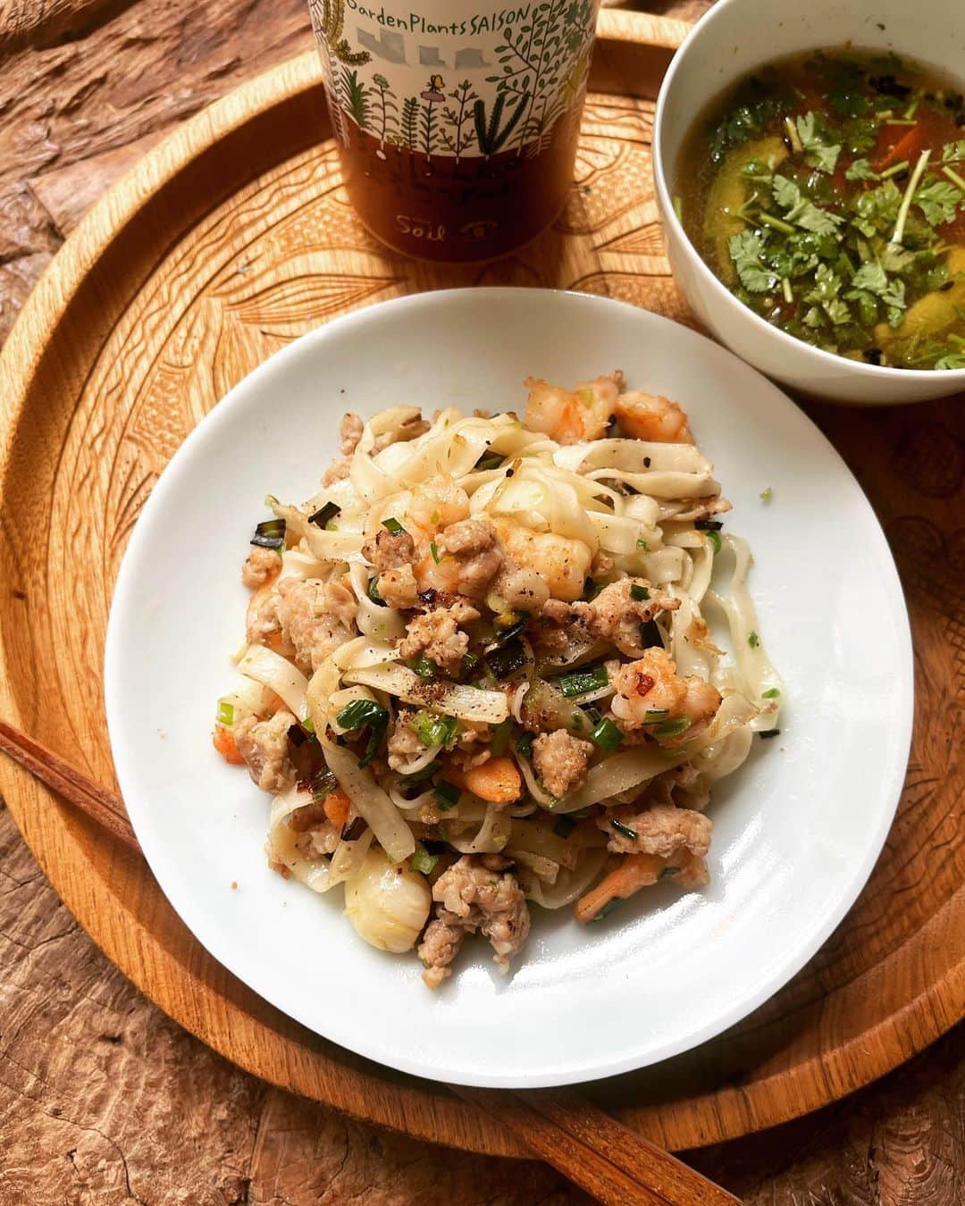 journaleatripのインスタグラム：「.  beer lunch  邦栄堂、端っこ麺が手にはいったので和え麺と辛めのラッサムスープと🍋🍺で 大町の賄い。」