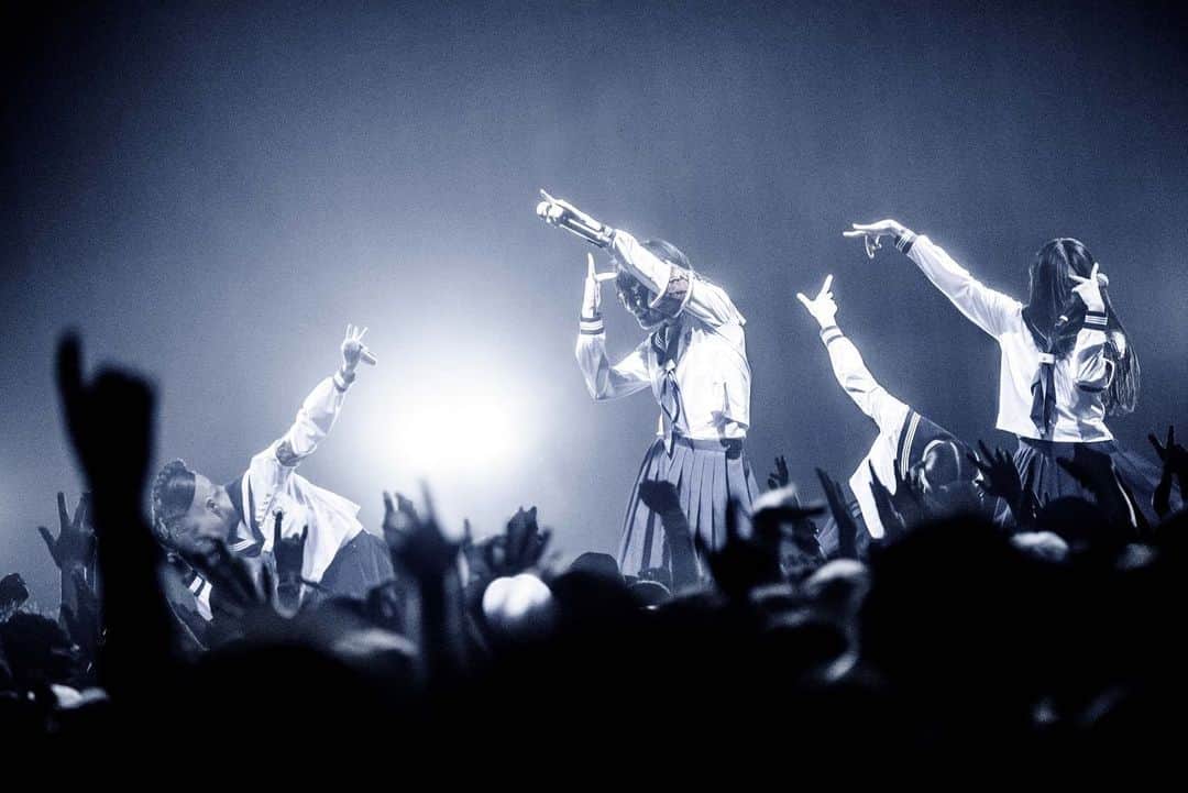 新しい学校のリーダーズのインスタグラム：「2023.8.20 「SUMMER SONIC 2023 -TOKYO-」 at  幕張メッセ　@spotifyjp 🔥🔥  <SETLIST> 1. 青春を切り裂く波動 2. 最終人類 3. Free Your Mind 4. マ人間 5. Pineapple Kryptonite REMIX 6. オトナブルー 7. NAINAINAI 8. 迷えば尊し  #summersonic #サマソニ #新しい学校のリーダーズ#ATARASHIIGAKKO」