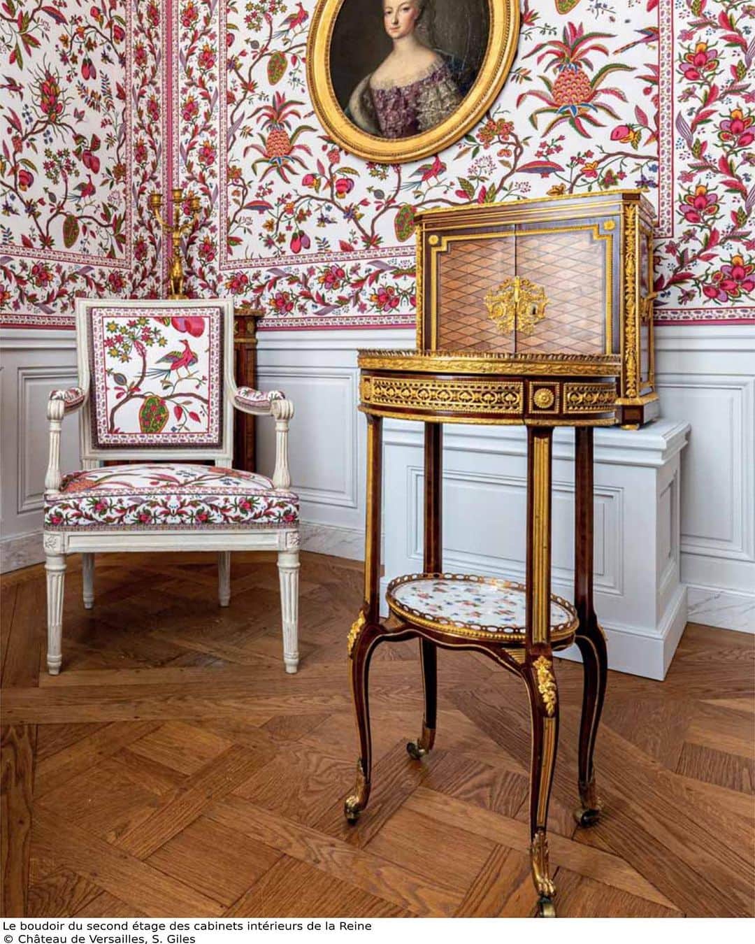 フランス大使館のインスタグラム：「17世紀の🇫🇷では、パイナップルは権力者のみが食することができる高級食材🍍そのため、権力の象徴としてこの果実のモチーフが、当時の宝石や絵画などに登場しています。パイナップルの壁紙が使用されていたマリー・アントワネットの部屋は、ヴェルサイユ宮殿で確認できます✨ 📷: @chateauversailles」