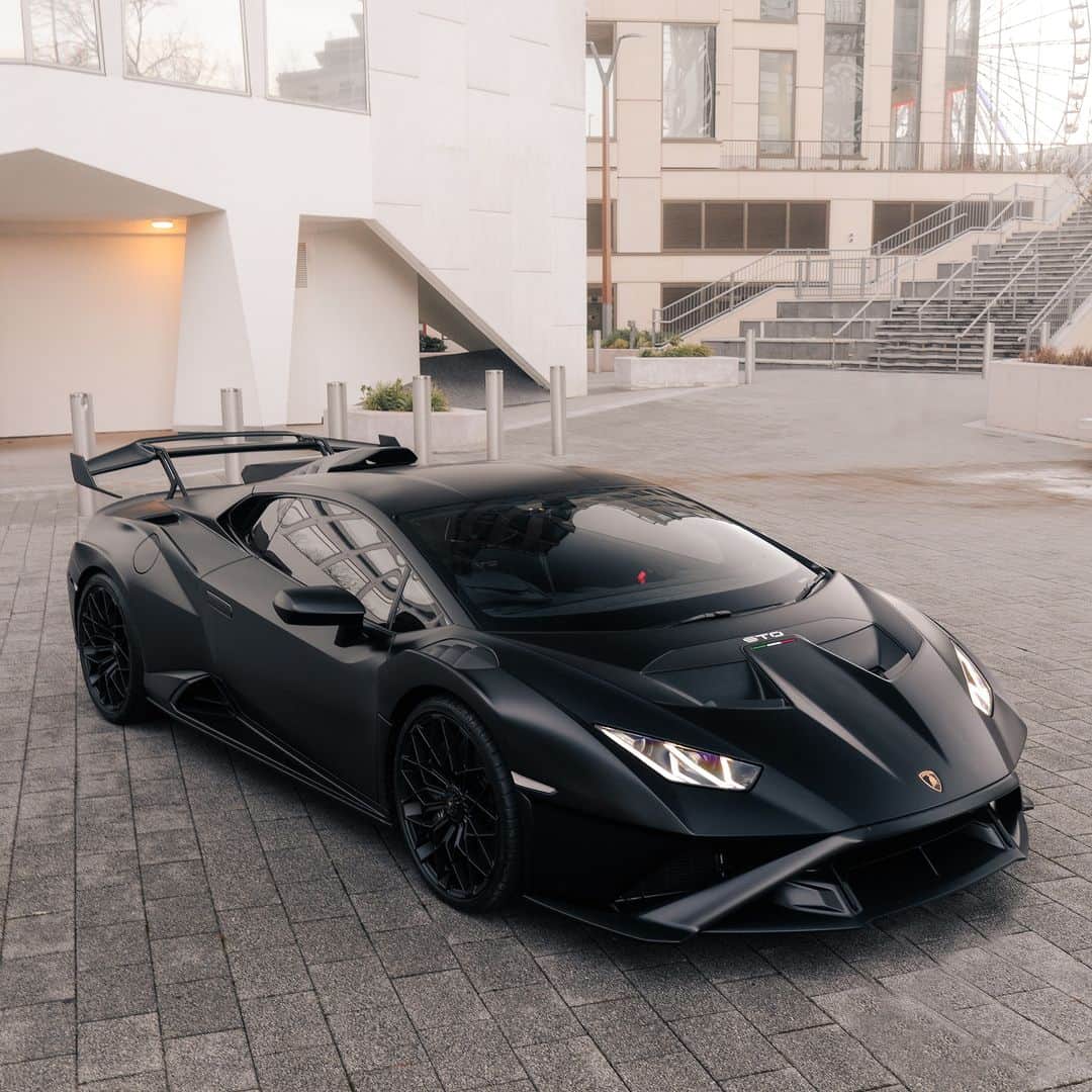 ランボルギーニのインスタグラム：「The immediate thrill of a track race behind the wheels. This is what driving Huracán STO feels like.  Captured by @_havisuals for @hrowenlamborghini   #Lamborghini #HuracanSTO #BasedOnATrueStory __ Huracán STO: fuel consumption combined 13.9 l/100km; CO2-emissions combined 331 g/km (WLTP EU27)」