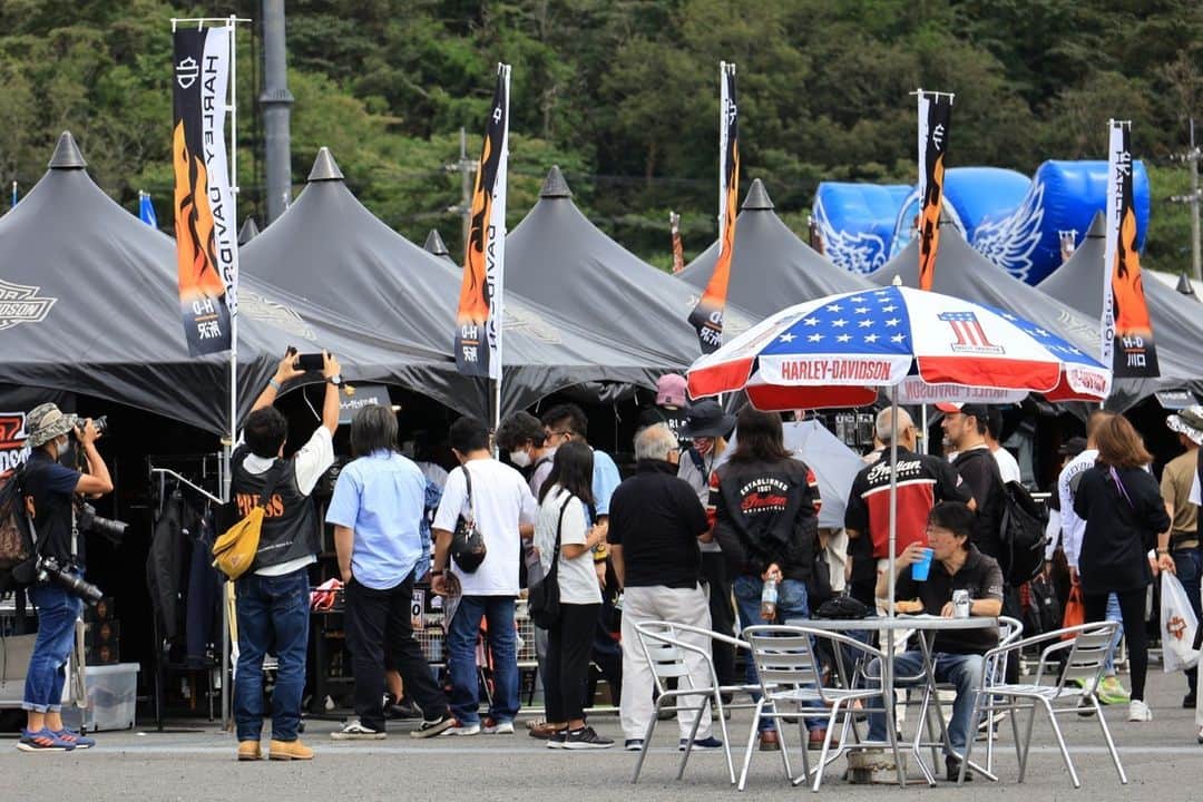 Harley-Davidson Japanさんのインスタグラム写真 - (Harley-Davidson JapanInstagram)「ブルスカ開催まであと4日。正規ディーラーやバイカーブランドが並ぶ「BLUE SKY MARKET」では人気アイテムをイベント価格で販売。ハーレーのオフィシャルアパレルはもちろん、一般出店ではレザー類やシルバーアクセサリーなども販売します。また、今年はアメカジショップが20店舗以上集結する“ミニ稲フェス”も登場。一日中掘り出し物を探せるマーケットでアイテムをゲットしよう。  https://blueskyheaven.jp/  #HarleyDavidson #ハーレーダビッドソン #UnitedWeRide #ブルースカイヘブン #BLUESKYHEAVEN #ブルスカ #富士スピードウェイ」8月22日 17時00分 - harleydavidsonjapan